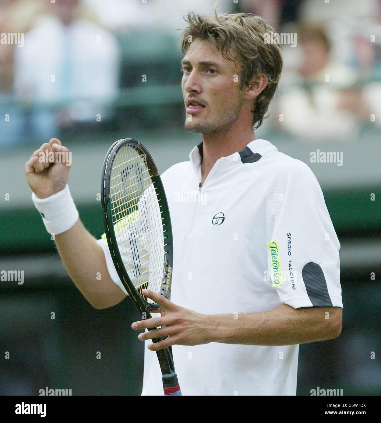 NUR FÜR REDAKTIONELLE ZWECKE, KEINE KOMMERZIELLE VERWENDUNG. Juan Carlos Ferrero aus Spanien, die Nummer neun der Männer im Kampf gegen Neville Godwin aus Südafrika in Wimbledon. Ferero hat das Spiel 7:6/6:3/6:3/6:3 auf Court One gewonnen. Stockfoto NUR FÜR REDAKTIONELLE ZWECKE, KEINE KOMMERZIELLE VERWENDUNG. Juan Carlos Ferrero aus Spanien, die Nummer neun der Männer im Kampf gegen Neville Godwin aus Südafrika in Wimbledon. Ferero hat das Spiel 7:6/6:3/6:3/6:3 auf Court One gewonnen. Stockfoto