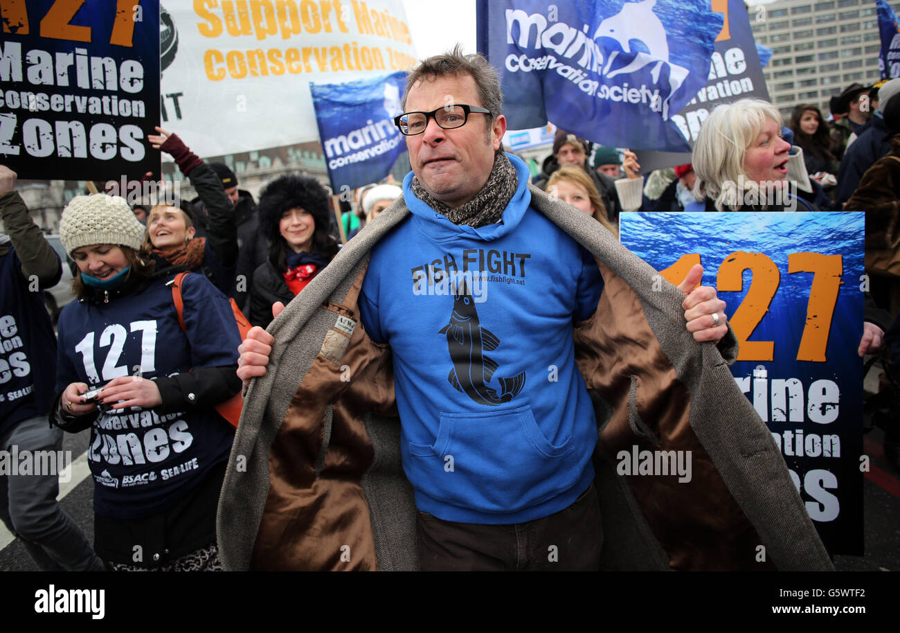 Hugh Fearnley-Wittingstall vor dem Houses of Parliament im Zentrum von London, als die Marine Conservation Society sich mit BSAC zusammenschließt, um eine Verpflichtung der Regierung zum Schutz der Meere um die englische Küste zu fordern. Stockfoto