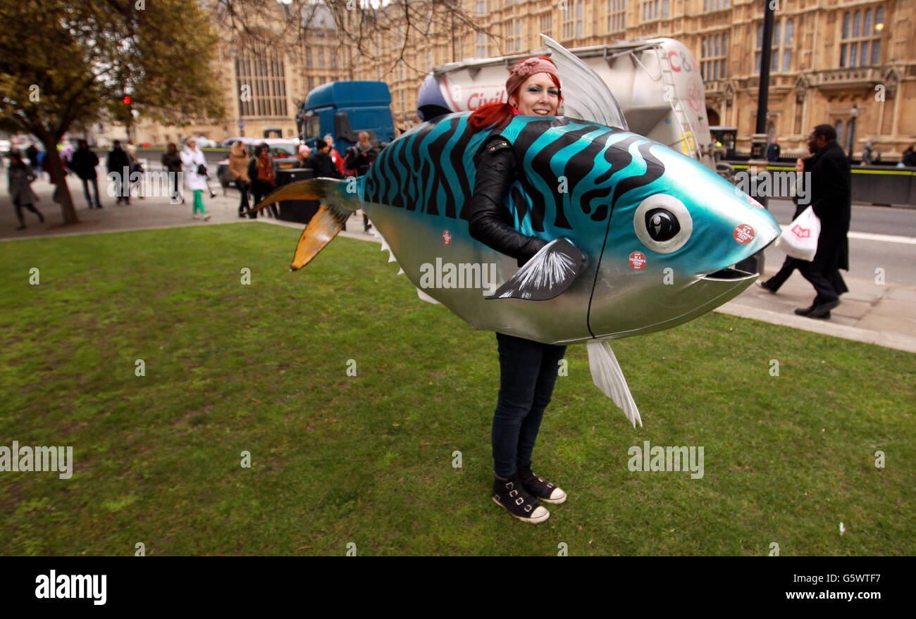 In einem Fischanzug gekleidet, kommt Victoria Henry aus Kanada vor den Houses of Parliament im Zentrum von London, als die Marine Conservation Society sich mit der BSAC zusammenschließt, um eine Verpflichtung der Regierung zum Schutz der Meere an der englischen Küste zu fordern. Stockfoto