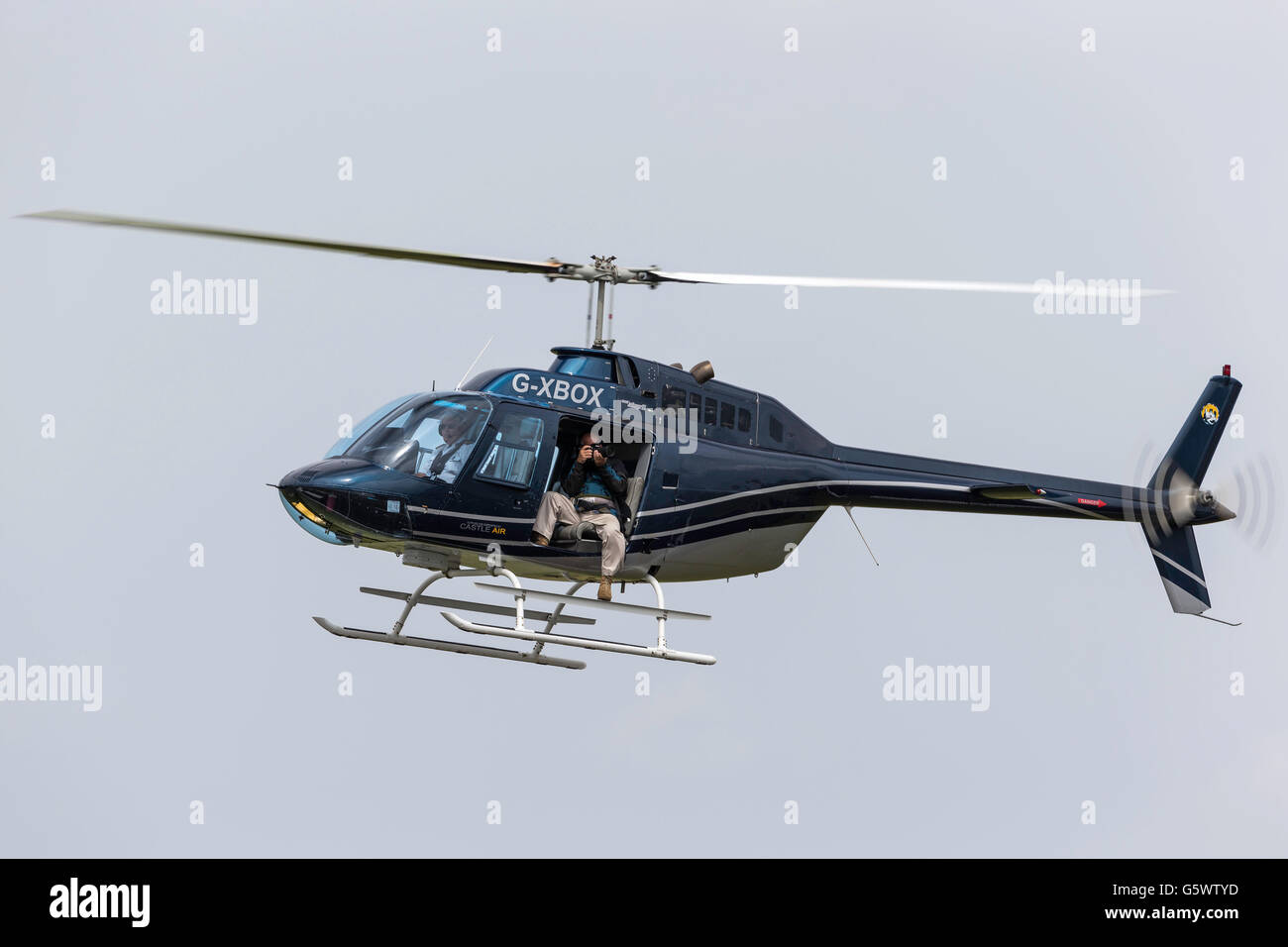 Bell 206B-3 Hubschrauber G-XBOX zu Luftaufnahmen von einem Fotografen verwendet wird. Stockfoto