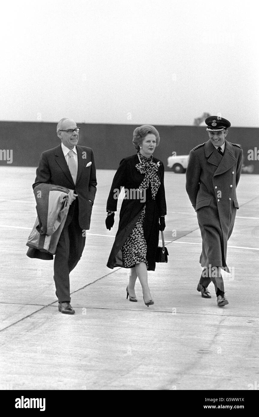 Premier Margaret Thatcher, begleitet von ihrem Mann Denis, am Flughafen Heathrow, London, bevor sie nach Washington, DC, zu ihrem historischen Treffen mit Präsident Reagan flog. Stockfoto