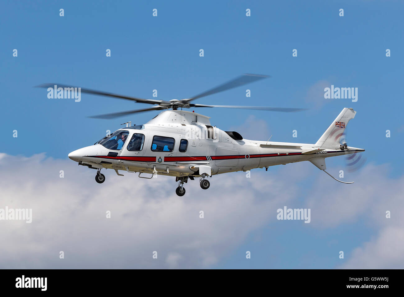 Royal Air Force (RAF) AgustaWestland AW-109E Hubschrauber ZR322 von Nr. 32 (Royal) Squadron in RAF Northolt. Stockfoto