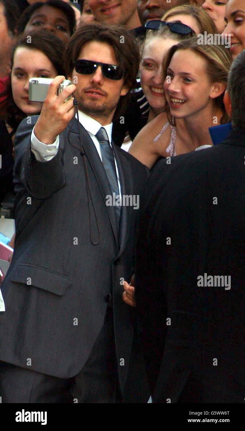 Tom Cruise macht ein Foto von sich selbst mit Fans, als er zur Premiere von Steven Spielbergs 'Minority Report' auf dem Odeon Leicester Square in London kommt. Stockfoto
