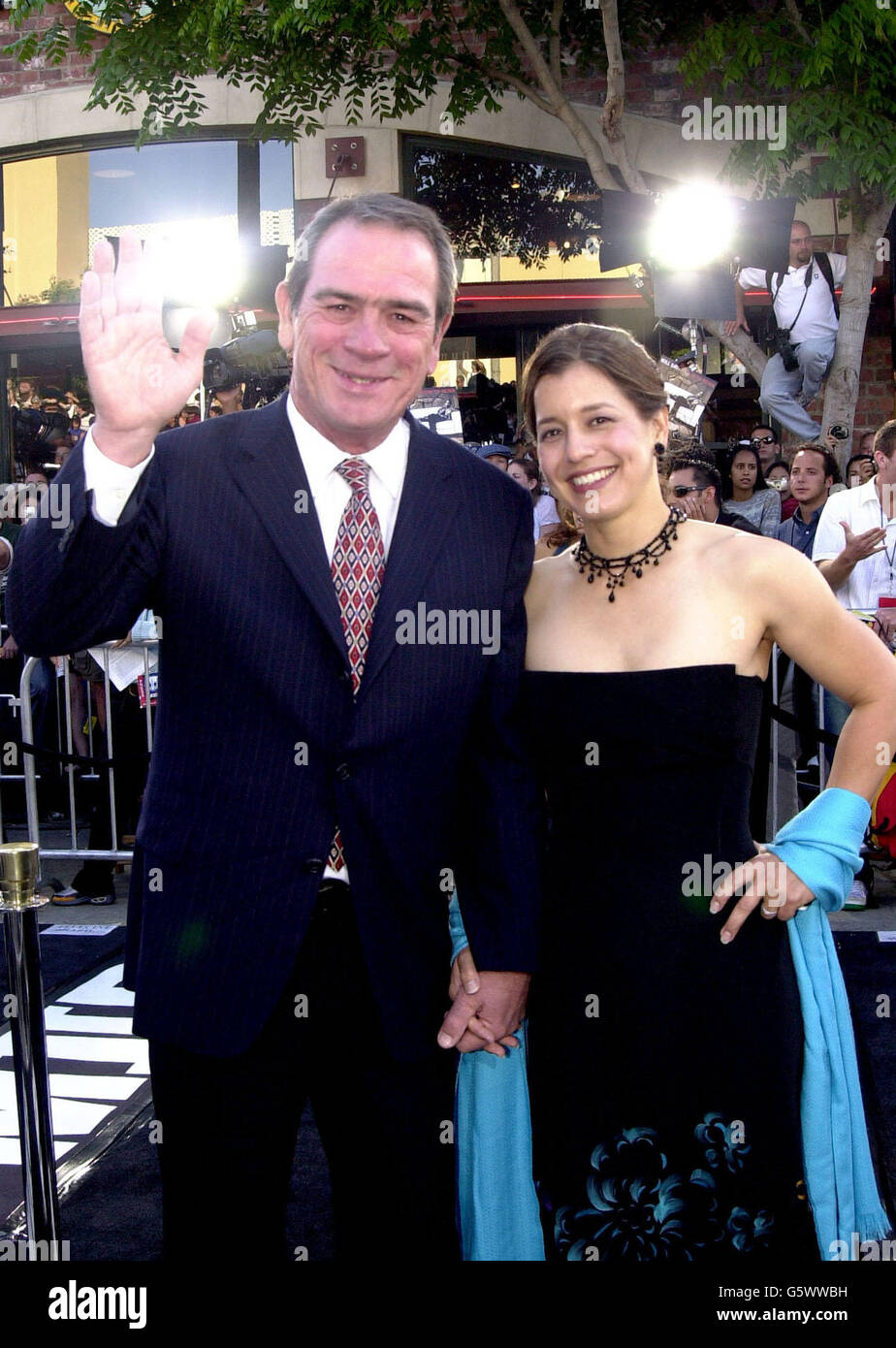 Tommy Lee Jones zeigte sich mit seiner Frau Dawn bei der Premiere seines neuen Films 'Men in Black 2', der in Hollywood, C.A., stattfand Stockfoto