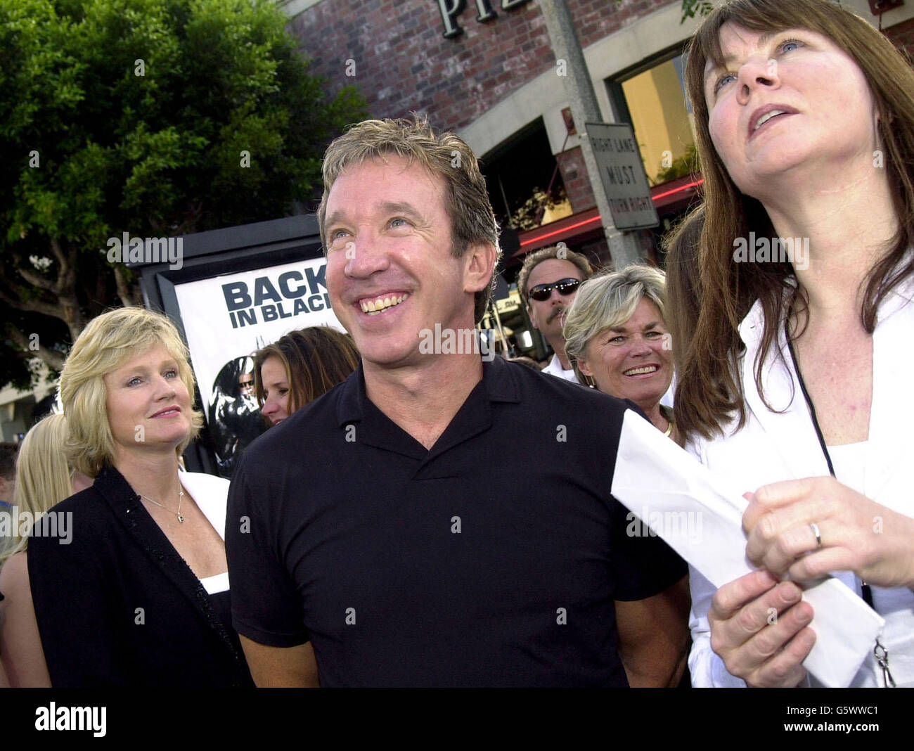 „Tool Time“ Tim Allen gehörte zu vielen Prominenten, die an der Premiere des neuen Films „Men in Black 2“ teilnahmen, der in Hollywood, C.A., stattfand Stockfoto