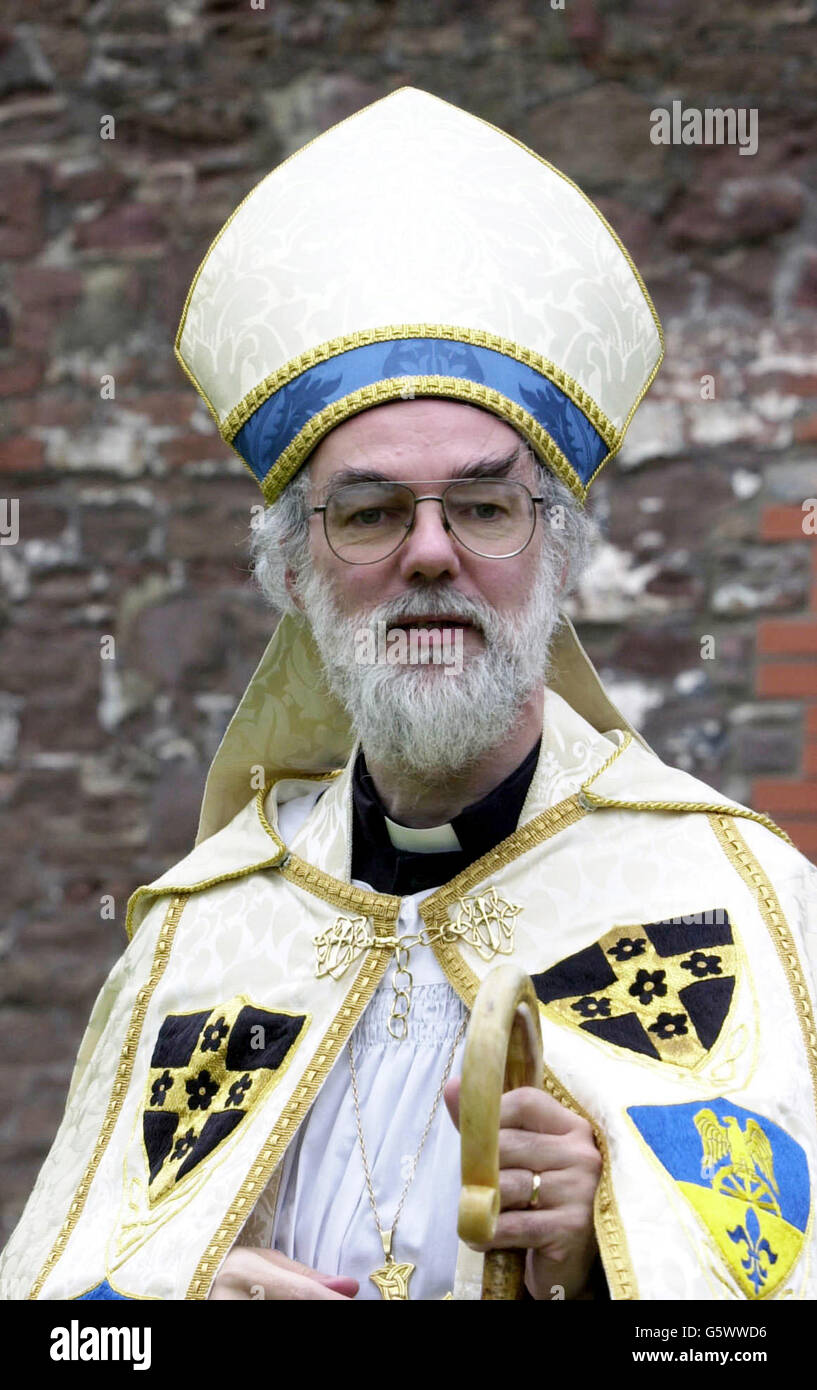 Rowan Williams, der Erzbischof von Wales, in seinem Haus in Newport. 23/07/02 Erzbischof von Wales Dr. Rowan Williams, der am Dienstag, den 23. Juli 2002 zum neuen Erzbischof von Canterbury ernannt wurde, abgebildet in seinem Haus in Newport. Der 52-jährige neue Führer von 70 Millionen Anglikanern auf der ganzen Welt soll relativ konservative theologische Ansichten mit einer Reihe von weitgehend liberalen Meinungen zu säkularen Angelegenheiten verbinden. Premierminister Tony Blair wählte den erfolgreichen Kandidaten aus einer engeren Auswahl von zwei Kandidaten aus, die von einer Kommission für besondere Ernennungen vorgelegt wurden, die einen Nachfolger von Dr. George Carey empfehlen soll. Stockfoto