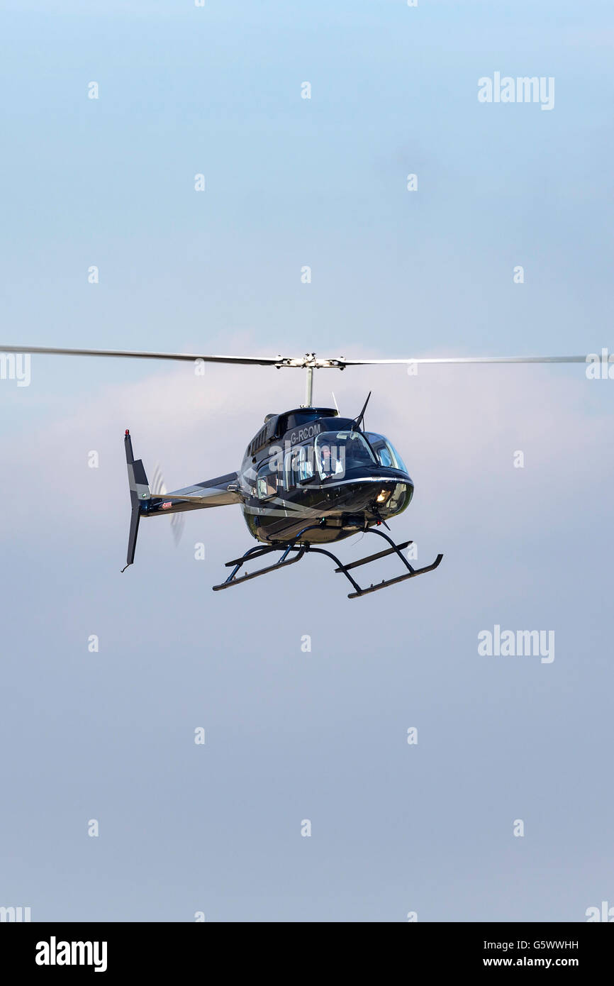 Bell 206L-3 Longranger III Helikopter G-RCOM Ankunft am Flughafen von Farnborough. Stockfoto