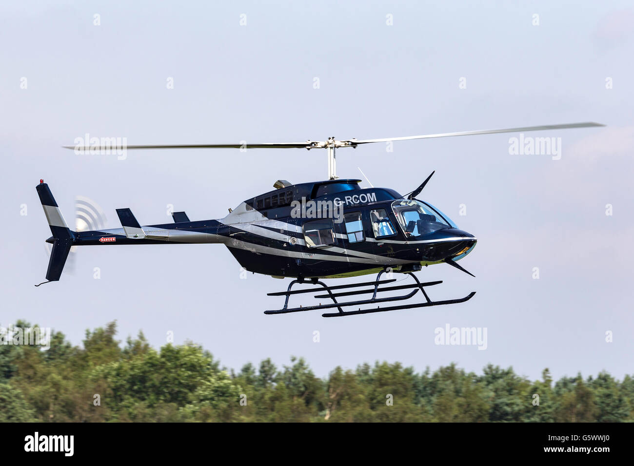 Bell 206L-3 Longranger III Helikopter G-RCOM Ankunft am Flughafen von Farnborough. Stockfoto