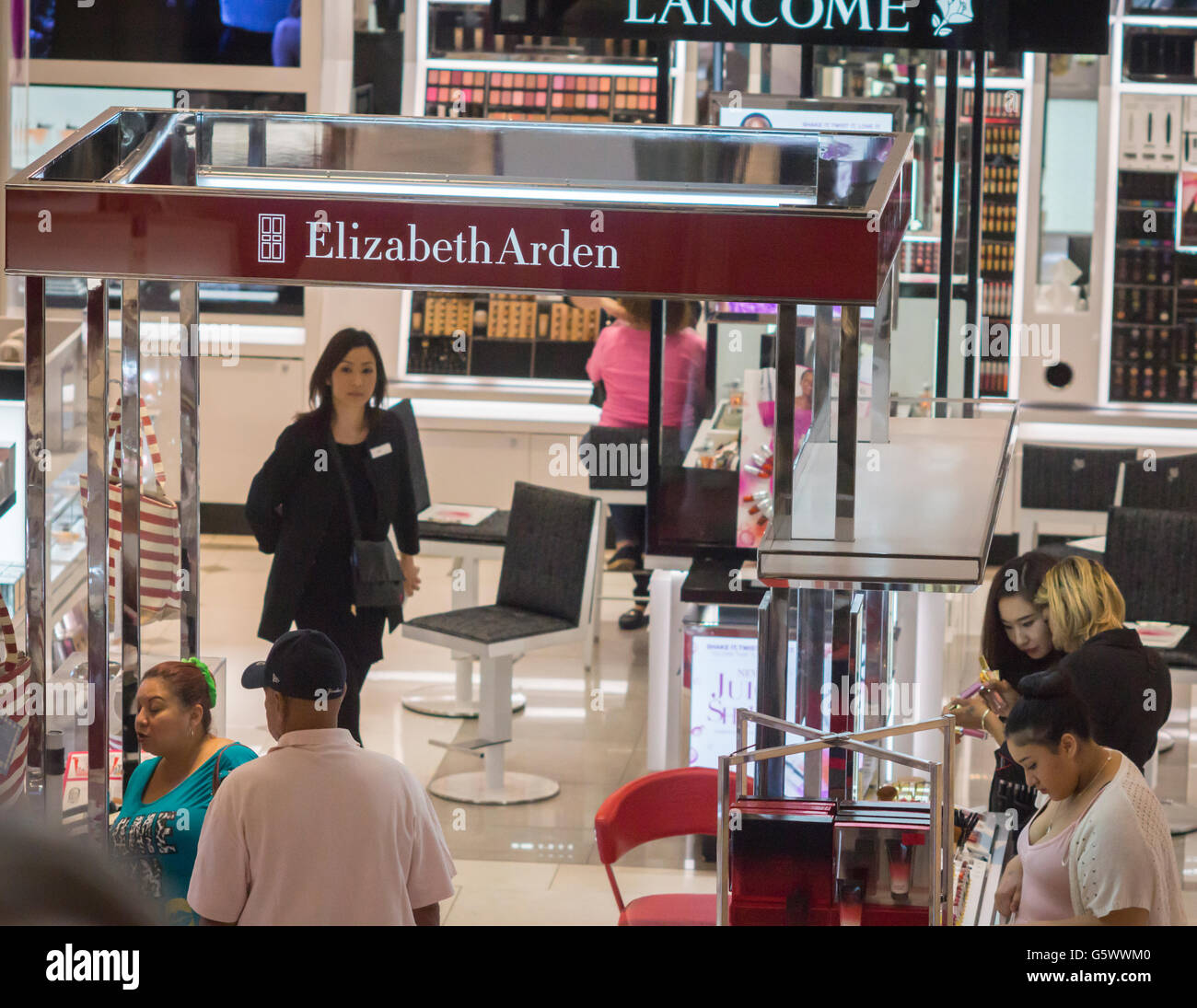 Elizabeth Arden Boutique im Kaufhaus Macys am Herald Square in New York auf Freitag, 17. Juni 2016. Revlon angekündigt, dass es Elizabeth Arden Rivalen in einem $ 870 Millionen-Deal zu kaufen. Unternehmen zusammen werden im Bereich von $ 3 Milliarden Umsatz haben. (© Richard B. Levine) Stockfoto