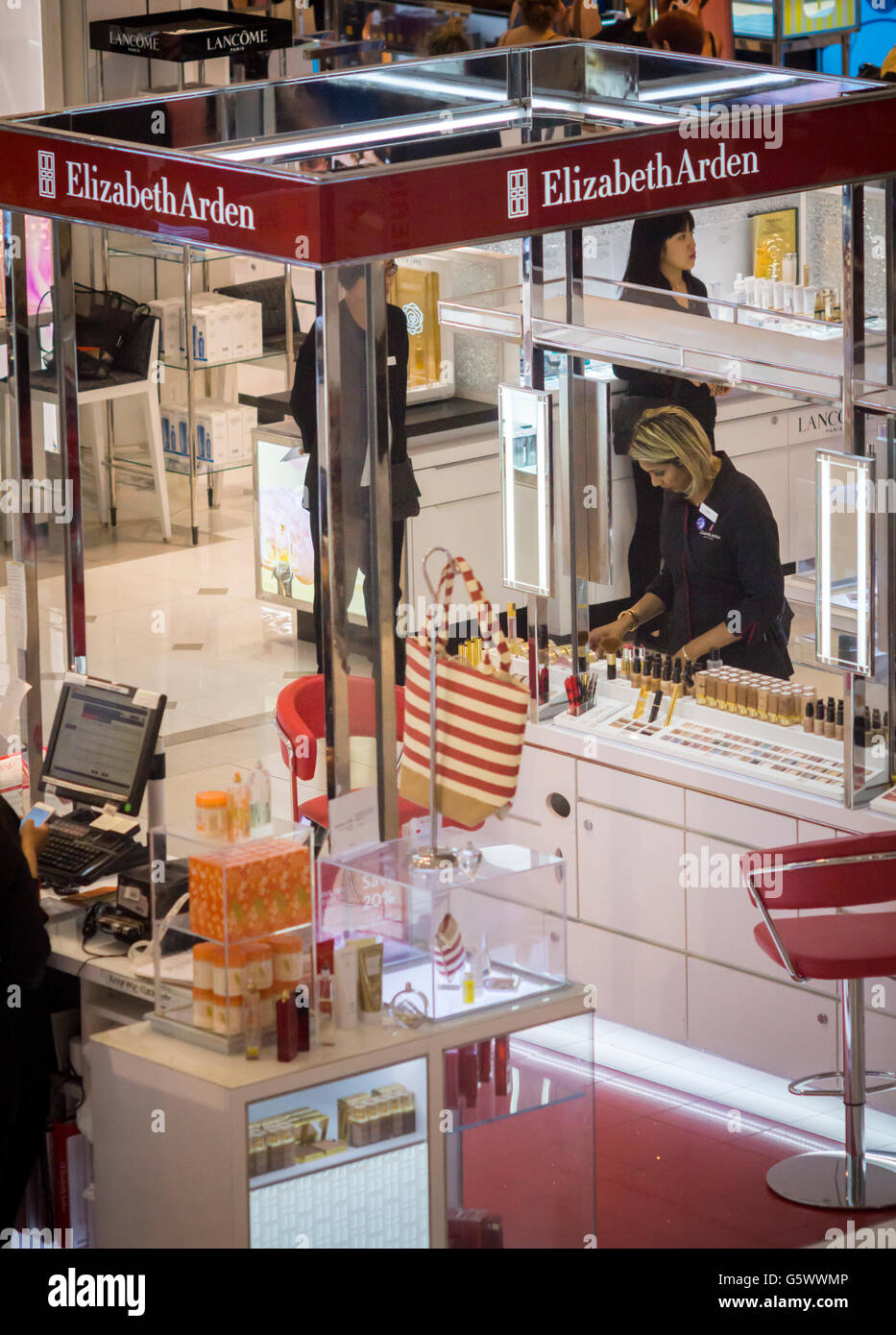 Elizabeth Arden Boutique im Kaufhaus Macys am Herald Square in New York auf Freitag, 17. Juni 2016. Revlon angekündigt, dass es Elizabeth Arden Rivalen in einem $ 870 Millionen-Deal zu kaufen. Unternehmen zusammen werden im Bereich von $ 3 Milliarden Umsatz haben. (© Richard B. Levine) Stockfoto