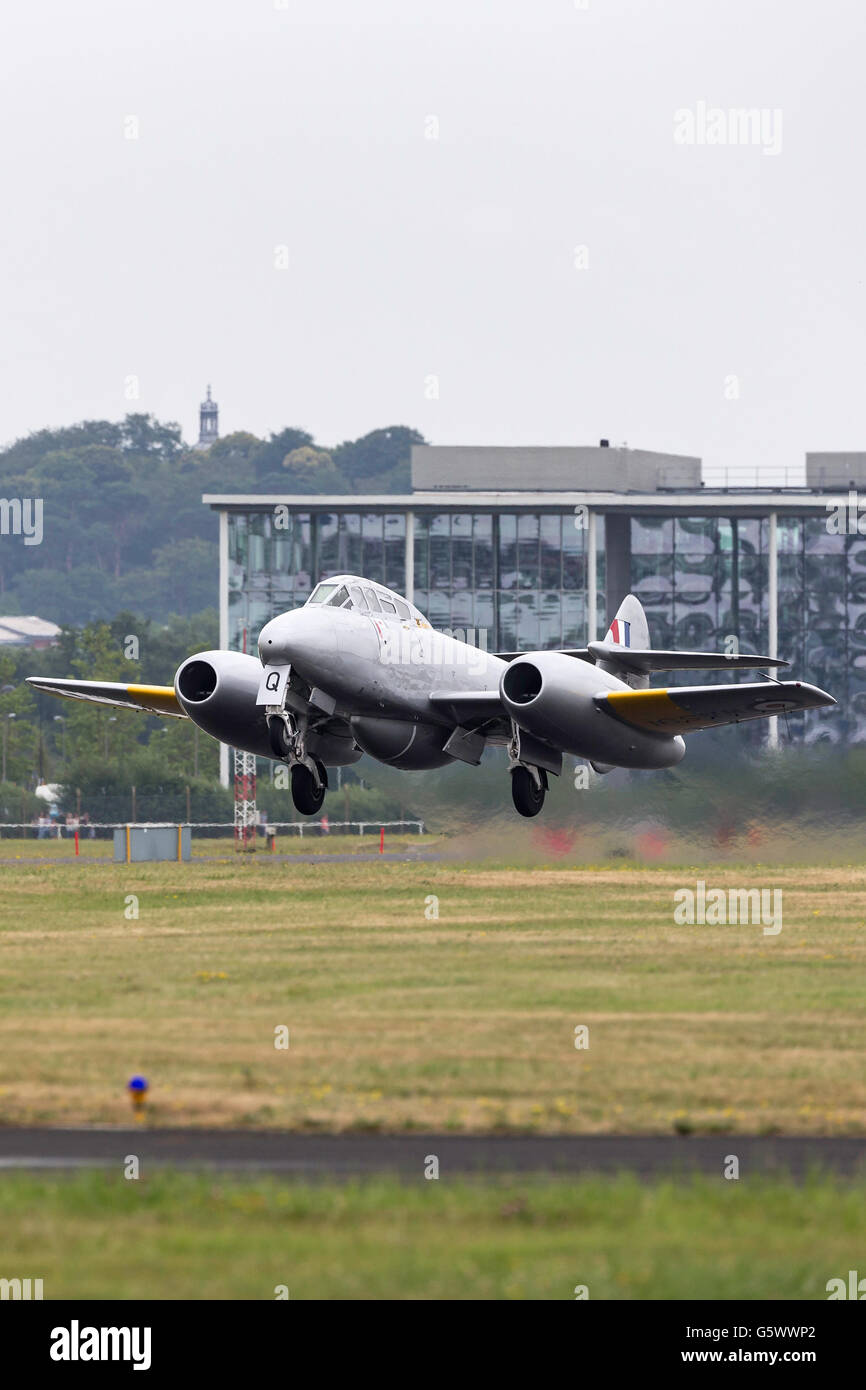 Ehemalige Royal Air Force Gloster Meteor T7 Vintage Jet Warbird G-BWMF auf der Farnborough International Airshow. Stockfoto