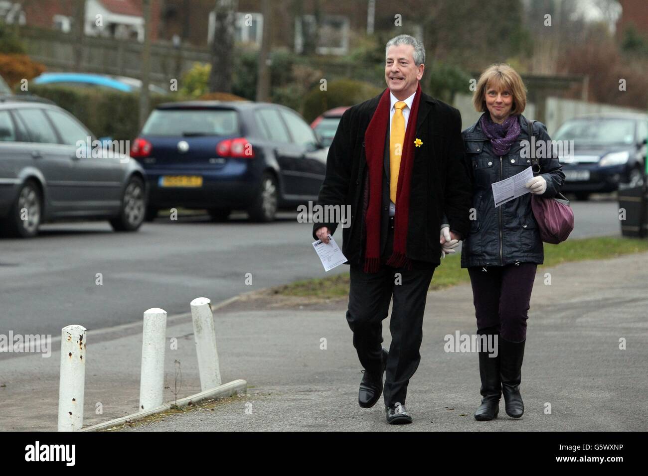 Der Kandidat der Liberaldemokraten Mike Thornton kommt mit seiner Frau Peta in einem Wahllokal an, um bei der Nachwahl in Eastleigh, Hampshire, seine Stimme abzugeben. Stockfoto