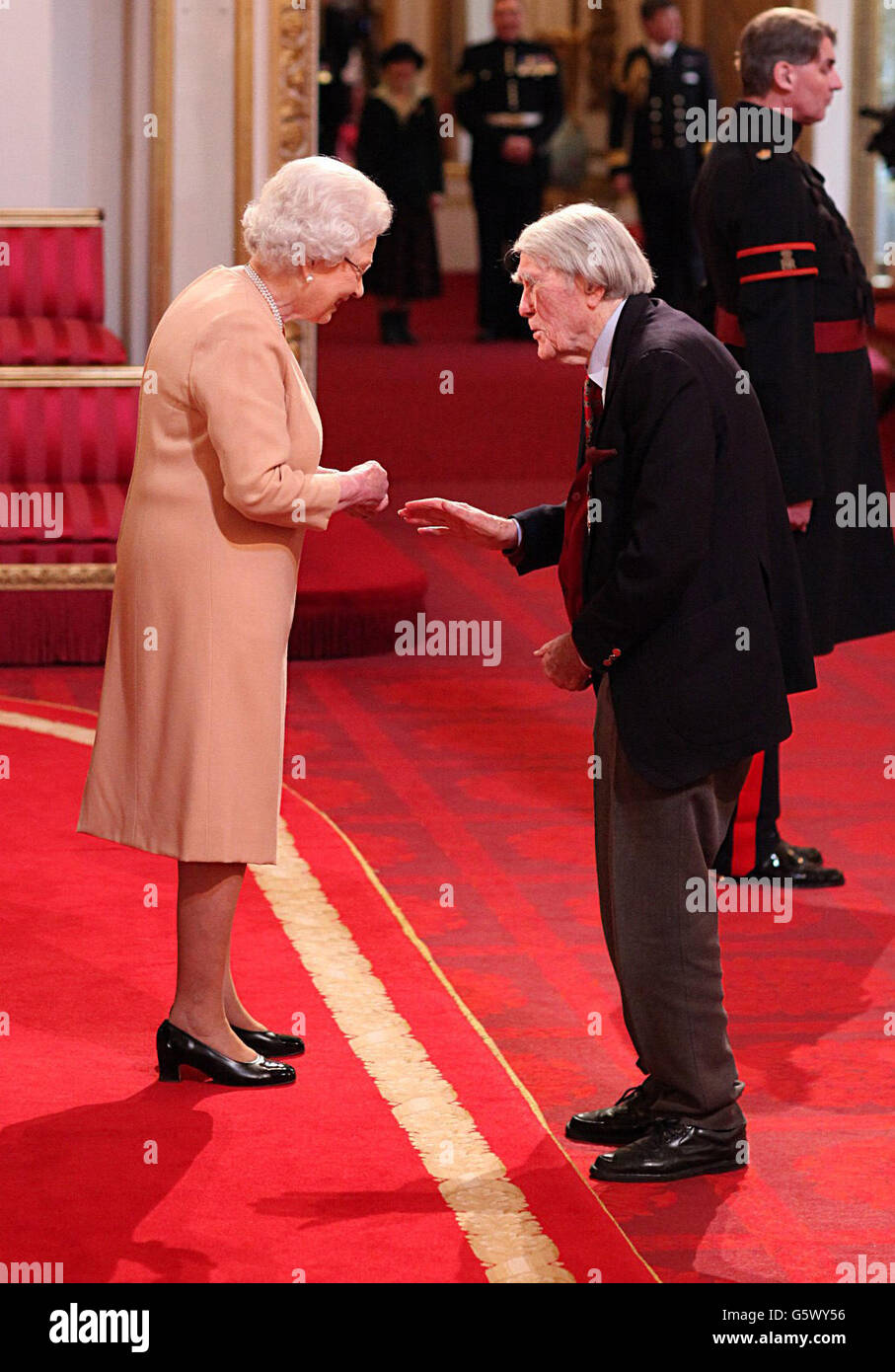 Raymond Roberts erhält seine Member of the British Empire (MBE)-Medaille von Queen Elizabeth II während der Investiturzeremonie im Buckingham Palace, London. Stockfoto