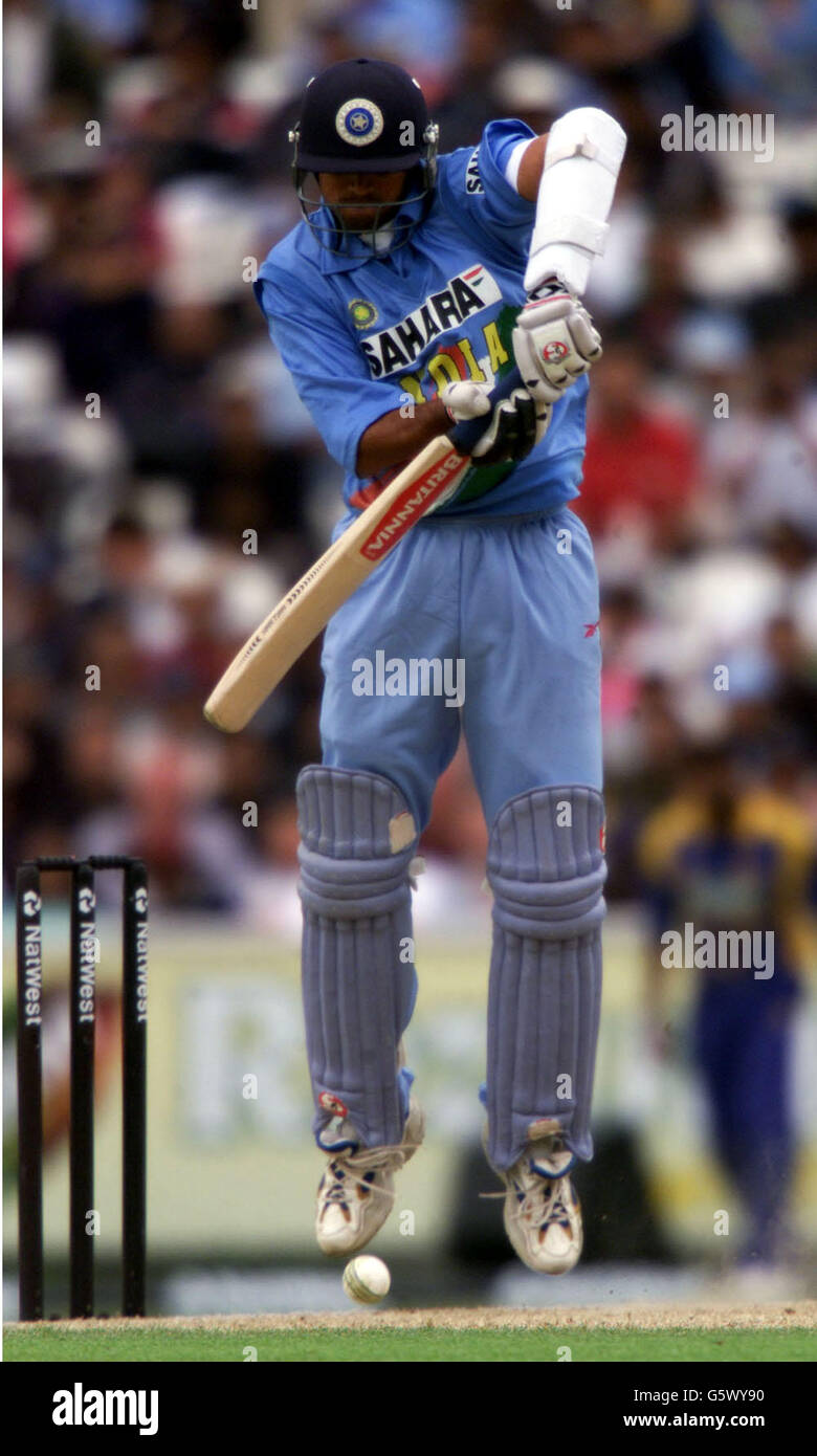 Indiens Rahul Dravid scheint während des Sieges Indiens im dritten der NatWest Series One Day Internationals im Oval, London, am Ball zu stehen. Stockfoto