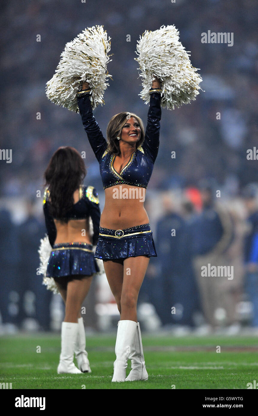 American Football - NFL International Series 2012 - St. Louis Rams gegen New England Patriots - Wembley Stadium. Ein Cheerleader von St. Louis Rams Stockfoto