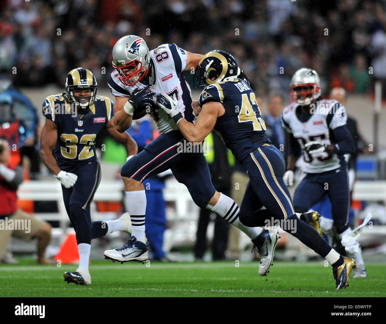Der New England Patriots Rob Gronkowski wird von St. Louis angegangen Craig Dahl, Rams Stockfoto