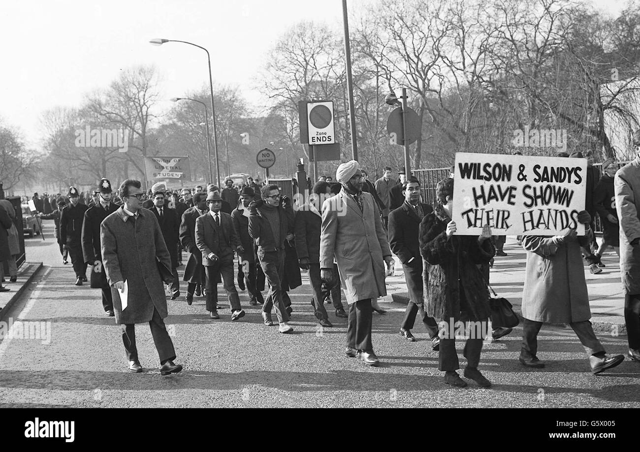 Ein Teil der riesigen Prozession, die Speakers' Corner verließ, um zur Downing Street 10 zu marschieren, um gegen die Einwanderungspolitik zu protestieren. Stockfoto
