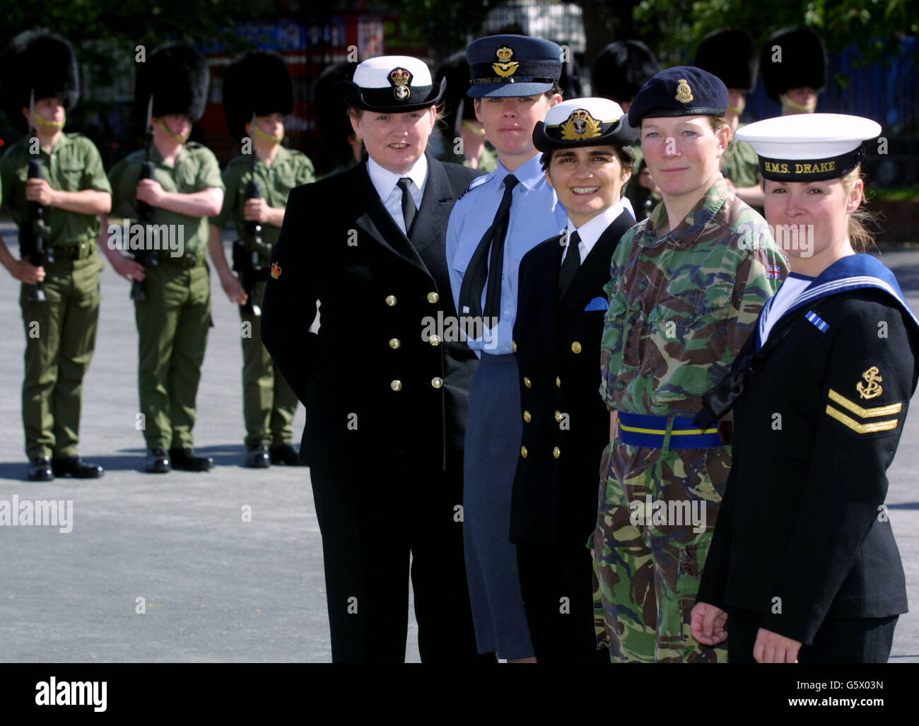 Von links nach rechts: RPO Anne Marie Averre, Royal Navy, von Peterlee in Co. Durham, Flt. LT. Caroline Bellworthy, Royal Air Force, aus London, Kate Pope, Royal Navy, Aus London, Capt. Erica Bridge, Army, aus London und Sarah Worthy, Royal Navy, aus Stoke on Trent. * Sie sind bei einem Fotoanruf in London abgebildet, nach einer Aufforderung, dass weibliche Streitkräfte nicht an der Front kämpfen werden. Stockfoto