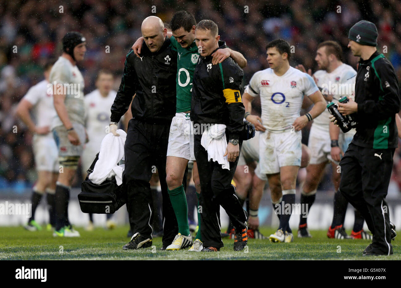 Der Irre Jonny Sexton macht sich beim RBS 6 Nations-Spiel im Aviva Stadium in Dublin verletzt auf den Weg. Stockfoto