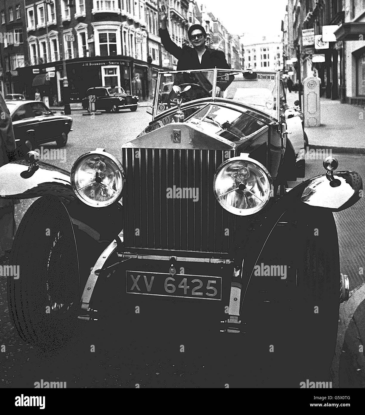 Popstar mit einem 1928 Purr. Der amerikanische Popsänger Roy Orbison wurde in einem Rolls-Royce Phantom aus dem Jahr 1928 vor dem Westbury Hotel, London, abgebildet Stockfoto