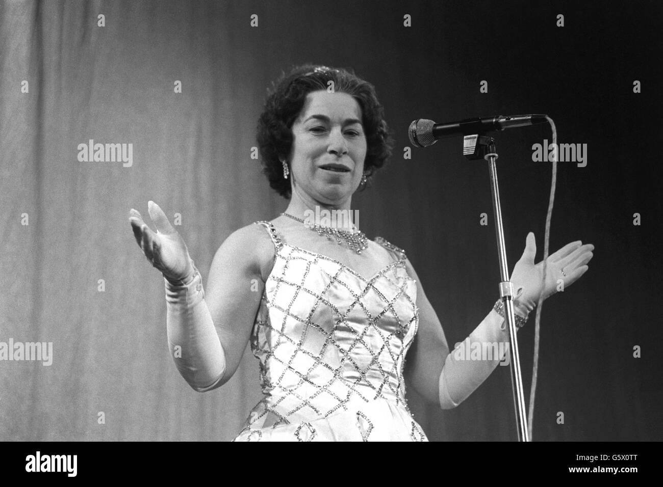 Jeanette Charles, das Doppel der Queen, auf der Bühne des Intimate Theatre in Palmers Green, London. Stockfoto