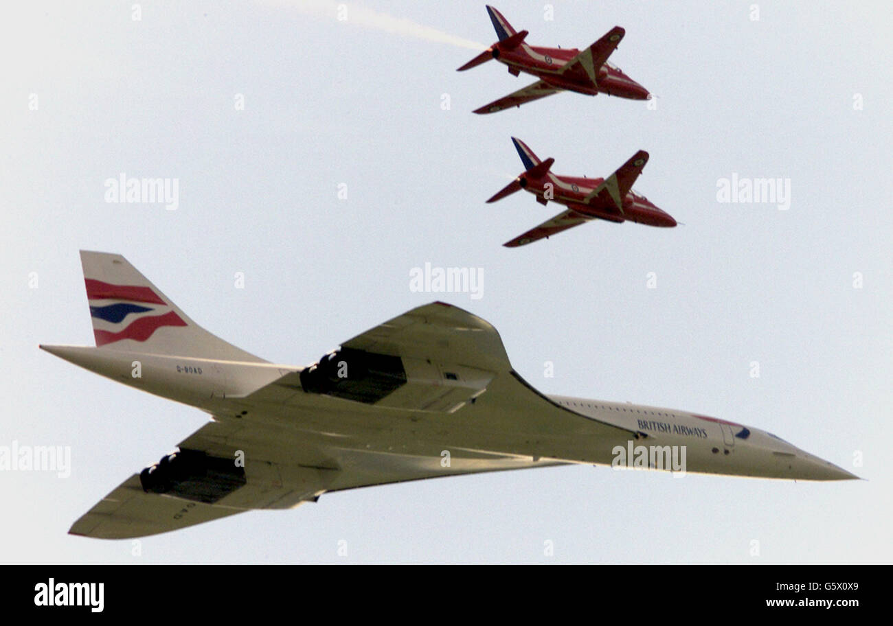 Concorde führt die Red Arrows über Marham, Norfolk, während einer Wiedererrichtung für den Golden Jubilee-Flypast der Königin, der in London stattfinden soll. Stockfoto