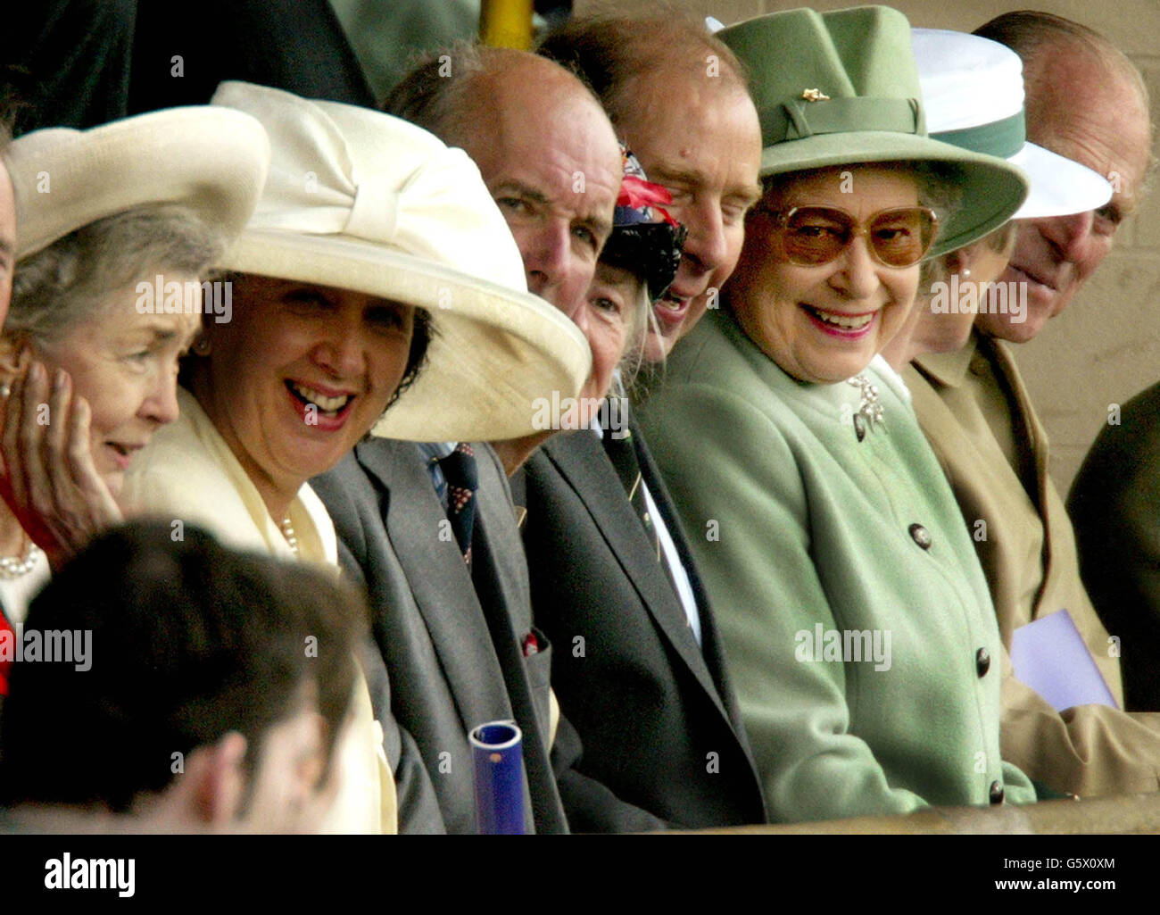Die britische Königin Elizabeth lacht, während sie sich die Ereignisse auf dem Melrose Rugby Ground in den Scottish Borders ansieht. Es ist der letzte Tag des Golden Jubilee Besuches der Königin in Schottland. Stockfoto