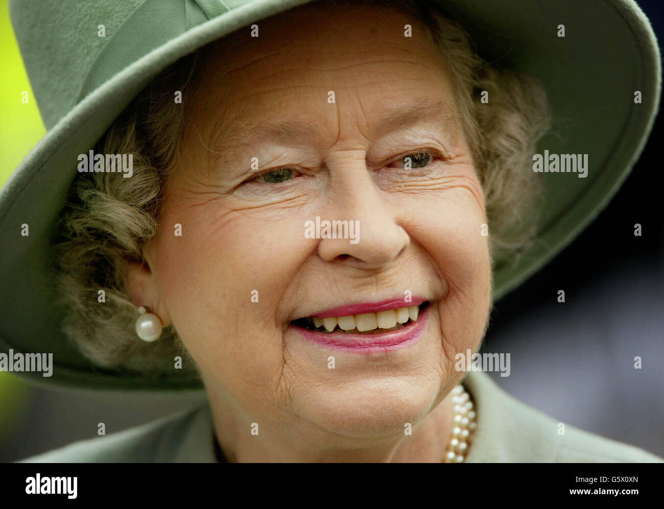 Die britische Königin Elizabeth lächelt bei ihrem Spaziergang auf dem Melrose Market Square in den Scottish Borders an die versammelten Menschenmassen. Es ist der letzte Tag des Golden Jubilee Besuches der Königin in Schottland. Stockfoto