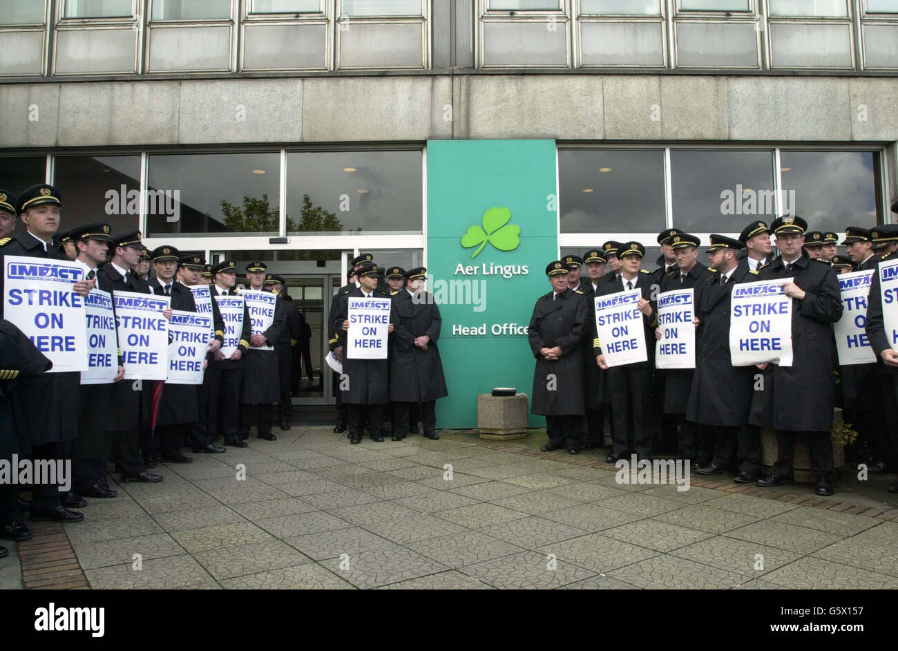 Aer Lingus-Piloten pickern am Flughafen Dublin die Hauptniederlassungen von Aer Lingus, nachdem das Unternehmen angekündigt hatte, dass alle Operationen aufgrund eines Arbeitsstreits storniert würden. Die Maßnahme wurde ergriffen, als neue Dienstpläne von den Piloten bestritten wurden. Stockfoto