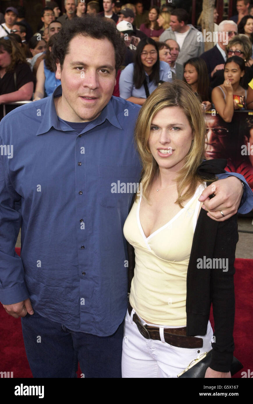 John Favreau kommt mit Frau Joya zur Premiere von The Sum of All Fears in Los Angeles. Stockfoto