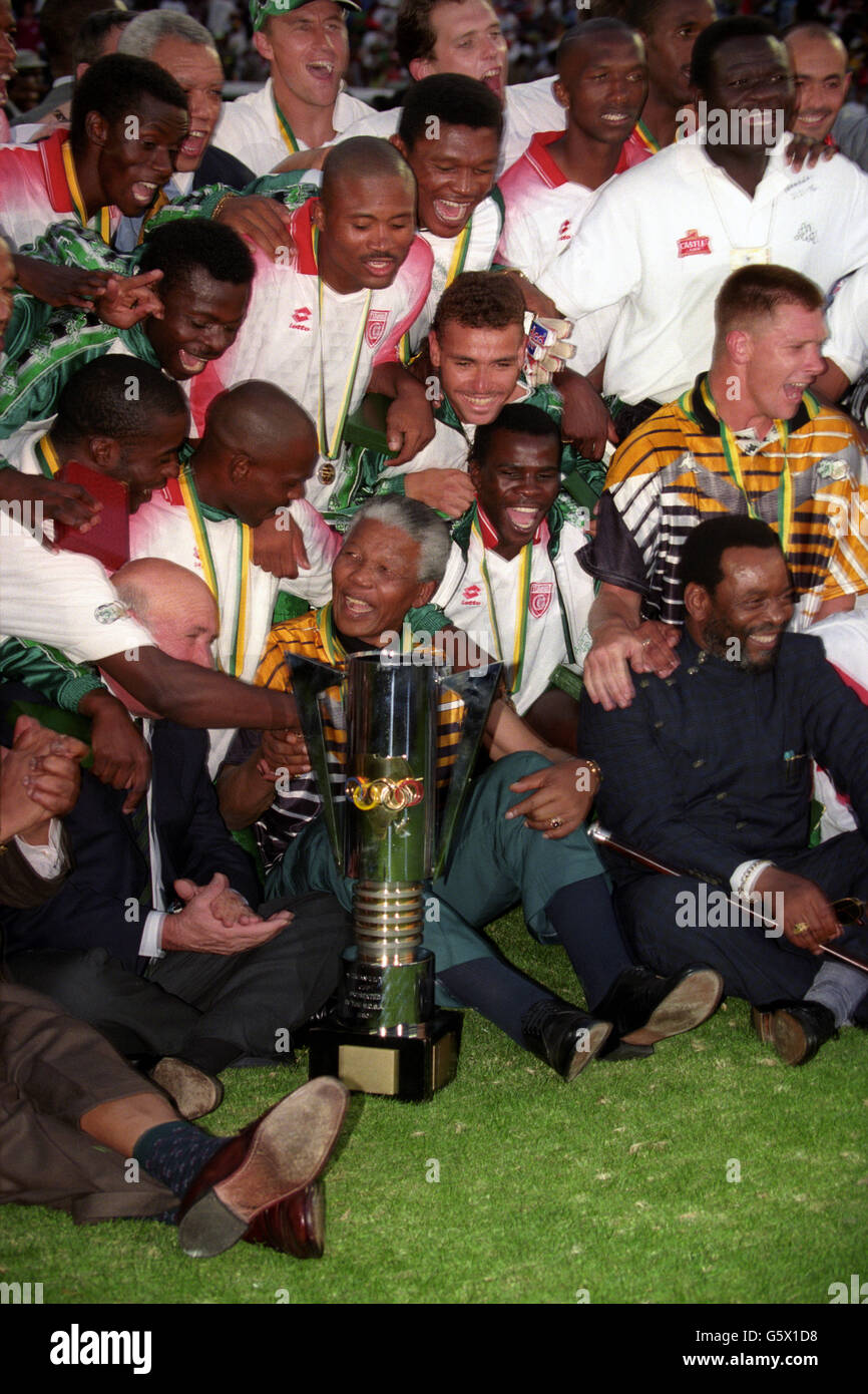 03-FEB-96 ... Tunesien – Südafrika. Präsident Nelson Mandela trägt ein südafrikanisches Fußballtrikot und feiert mit den Spielern den Sieg über Tunesien Stockfoto