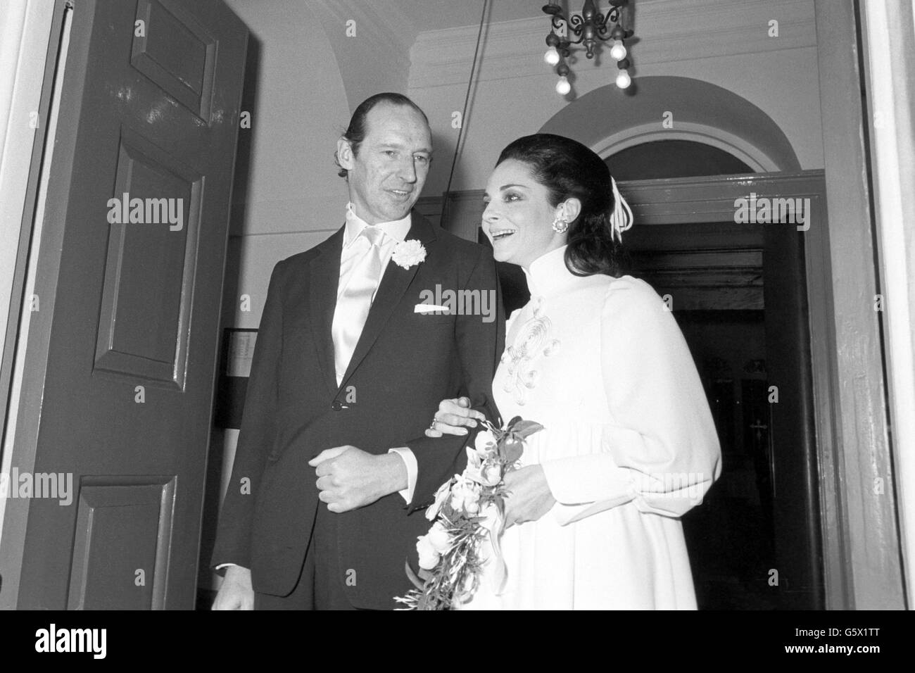 Lord Harlech, ehemaliger britischer Botschafter in Amerika, und die 33-jährige Redakteurin der Zeitschrift Pamela Colin verlassen die Grosvenor Chapel in Mayfair nach ihrer Hochzeit. Lord Harlechs erste Frau starb 1967 bei einem Autounfall. Stockfoto