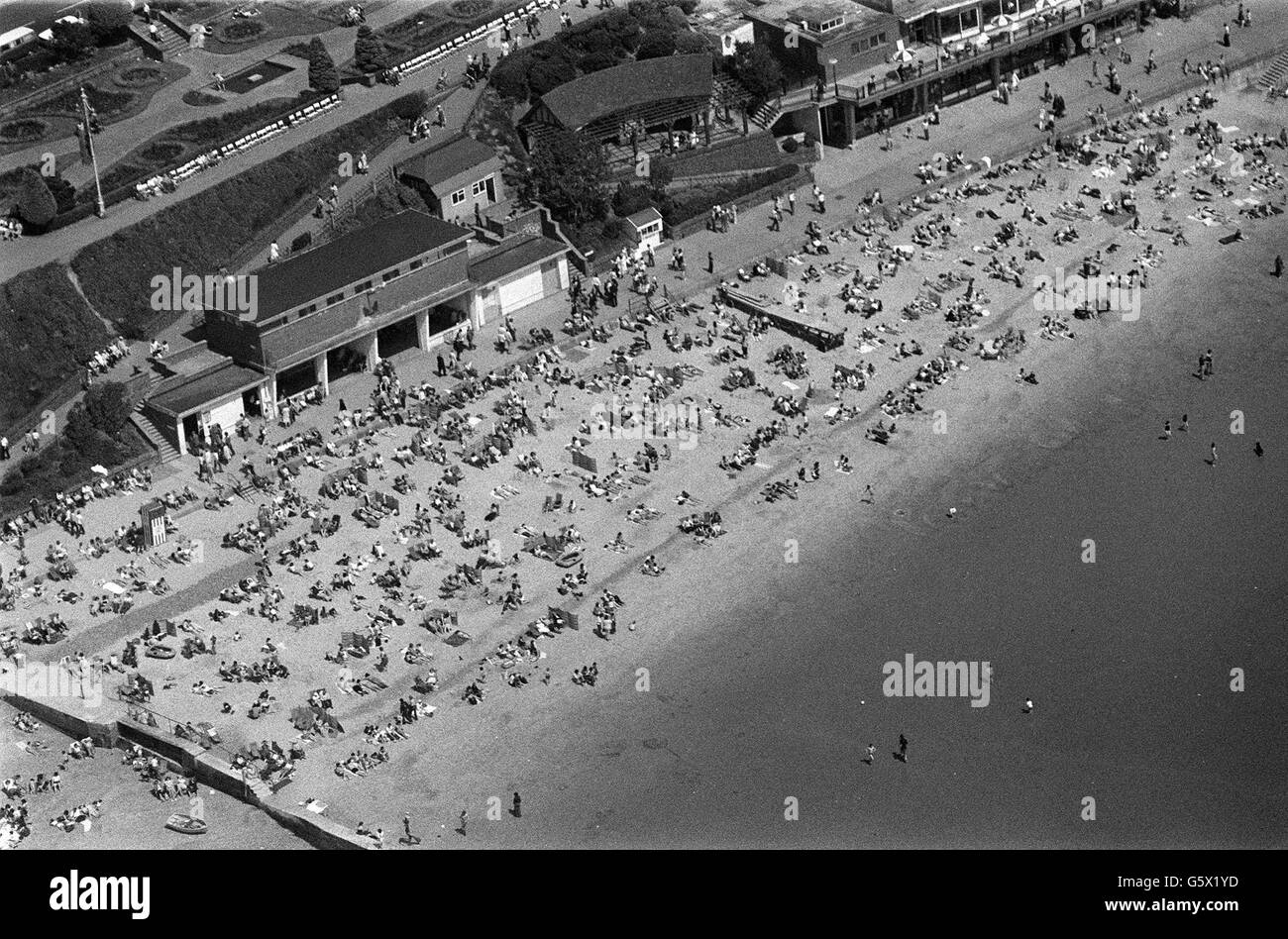 Überfüllte Strände und Promenade in Southend-on-Sea am Frühlingsfeiertag Montag. Stockfoto