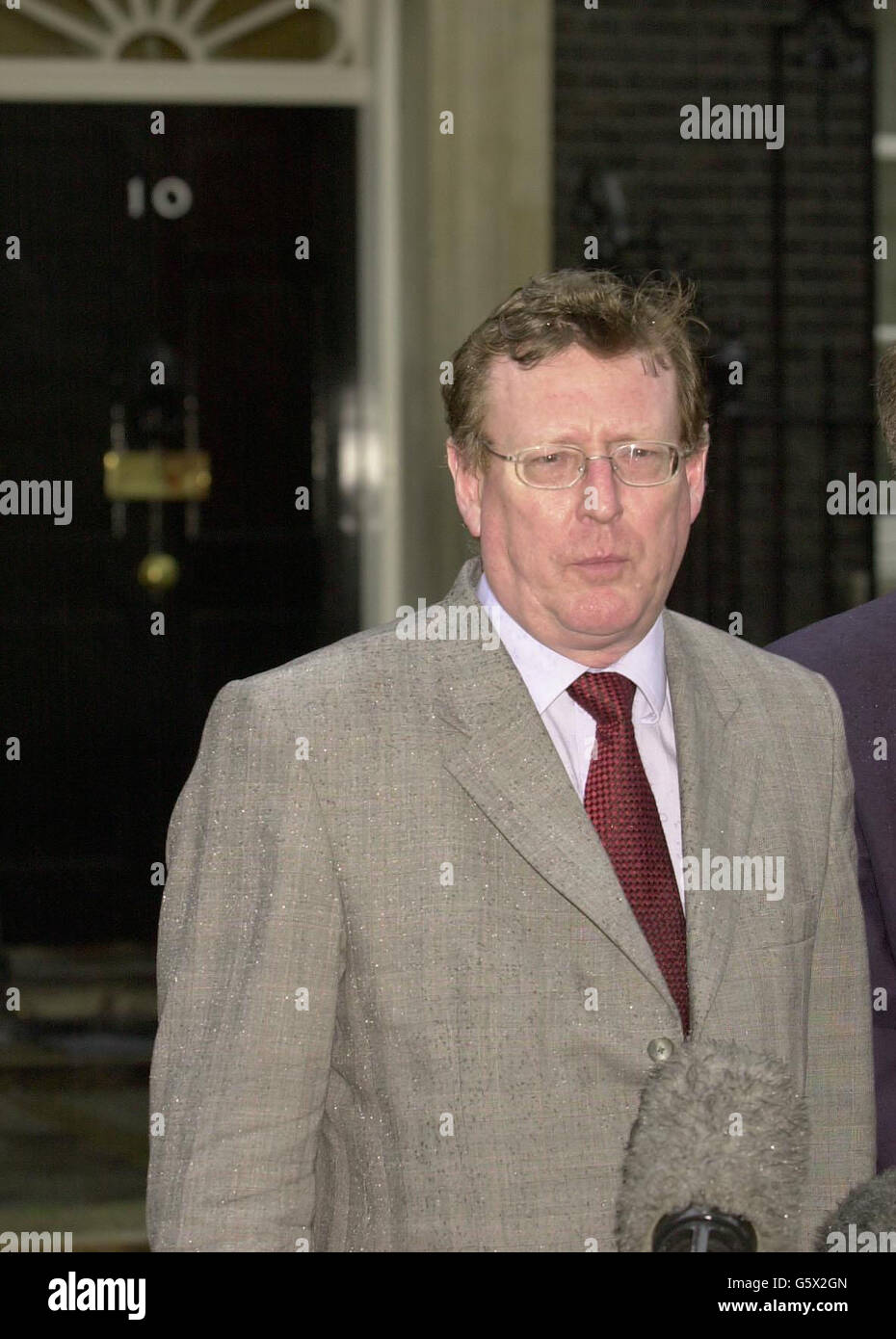 David Trimble (links), der erste Minister von Nordirland, steht vor der Downing Street 10 in London, nach einem Treffen mit Premierminister Tony Blair. * Herr Trimble rief die Regierung dazu auf, sich mit harten Fragen über den Waffenstillstand der IRA zu befassen, da die konfessionellen Spannungen im Osten Belfasts weiter anheizen, und beschuldigte führende Mitglieder der IRA, die Gewalt zu orchestrieren. Stockfoto David Trimble (links), der erste Minister von Nordirland, steht vor der Downing Street 10 in London, nach einem Treffen mit Premierminister Tony Blair. * Herr Trimble rief die Regierung dazu auf, sich mit harten Fragen über den Waffenstillstand der IRA zu befassen, da die konfessionellen Spannungen im Osten Belfasts weiter anheizen, und beschuldigte führende Mitglieder der IRA, die Gewalt zu orchestrieren. Stockfoto