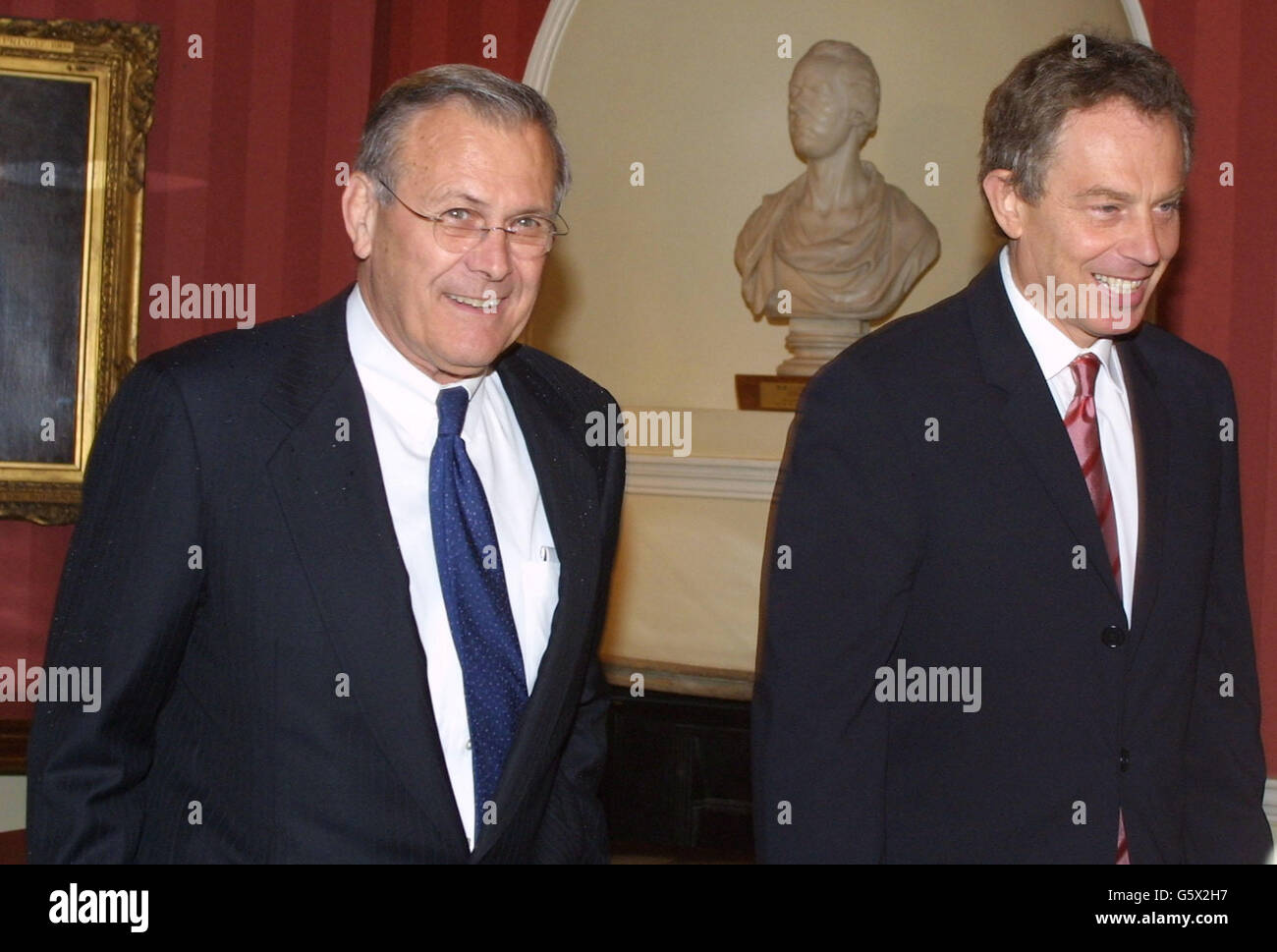 Der britische Premierminister Tony Blair (rechts) trifft sich mit dem US-Verteidigungsminister Donald Rumsfeld in der Downing Street 10 in London während der Europa-Tournee von Herrn Rumsfeld. * Er warnte davor, dass die europäischen NATO-Mitglieder ihre Verteidigungsausgaben erhöhen müssen, um der neuen terroristischen Bedrohung entgegenzuwirken. Stockfoto