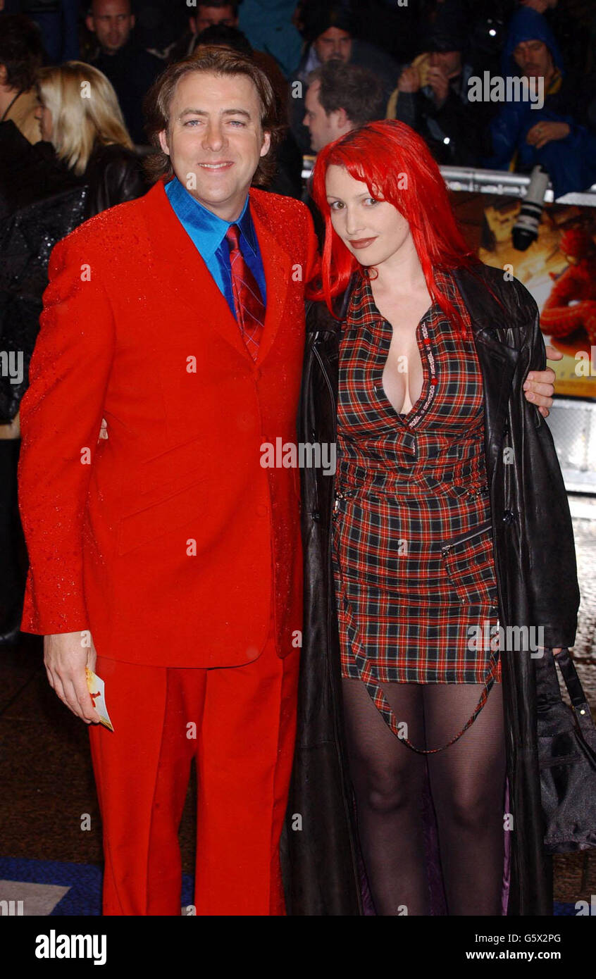 Jonathan Ross und seine Frau Jane Goldman kommen zur Gala-Premiere von 'Spider-man' am Odeon Leicester Square in London. Stockfoto