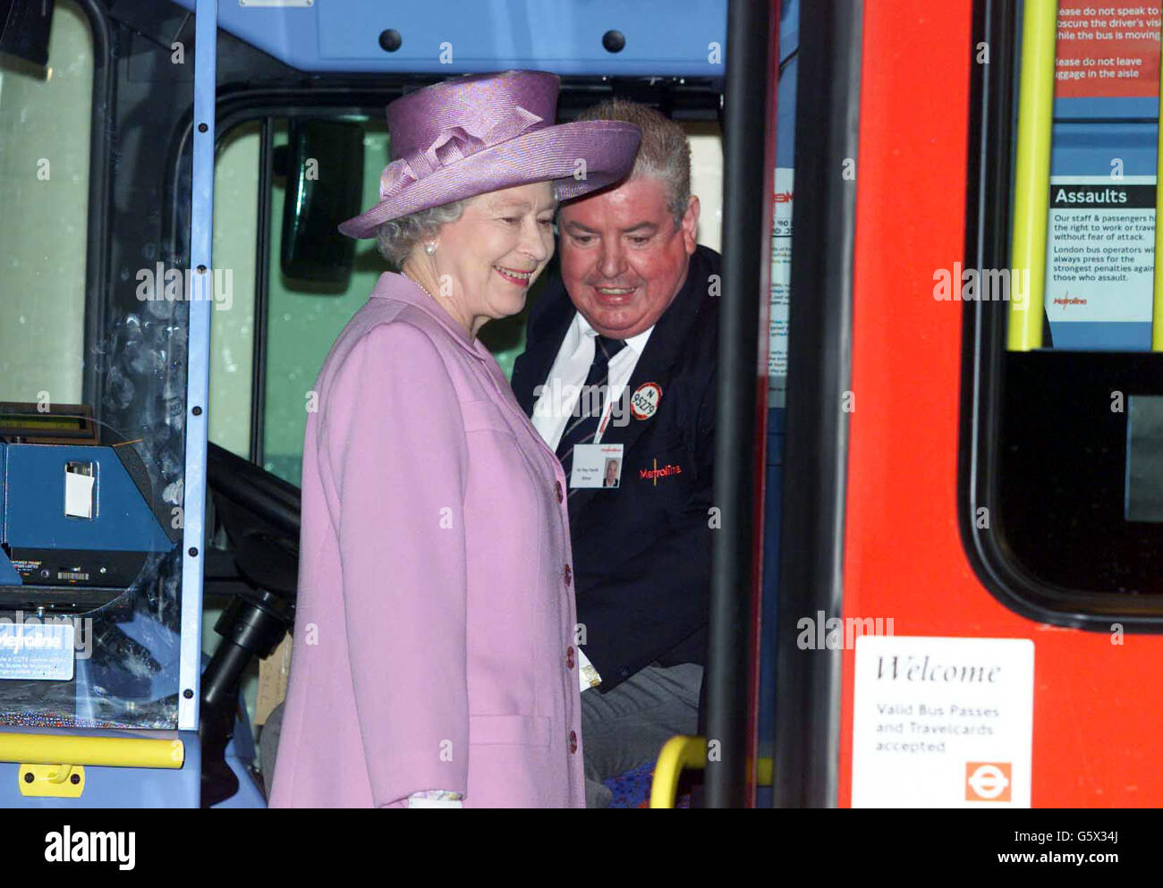 Die britische Königin Elizabeth II. Spricht mit Busfahrer Tony Farrell, während sie in der Busgarage Willesden im Norden Londons um einen Doppeldeckerbus schaut. Die Königin sah die Garage, weil sie ihr hundertjähriges Bestehen feiert. *... die 1902 für Pferdebusse gebaut wurde und auch, weil sie sich persönlich bei den Fahrern bedanken wollte, die ihr Wochenende aufgegeben haben, um Passagiere zu den Jubiläumsfeiern im Zentrum von London zu transportieren. Stockfoto