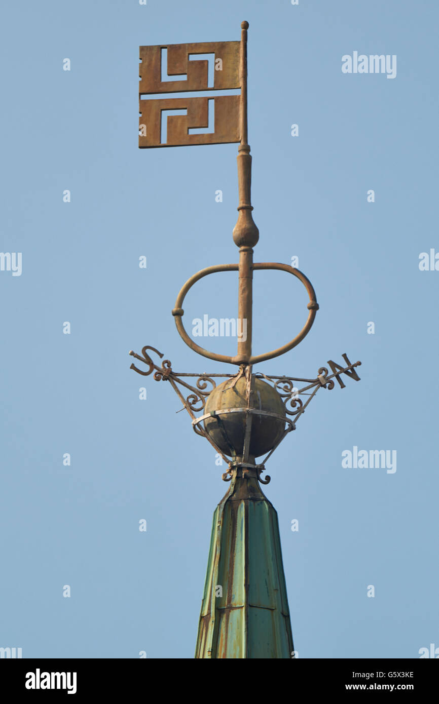 St Peter Cornhill, Kirche in der City of London; Wetterfahne Schlüssel als Symbol (Attribut oder Emblem) von St. Peter Stockfoto