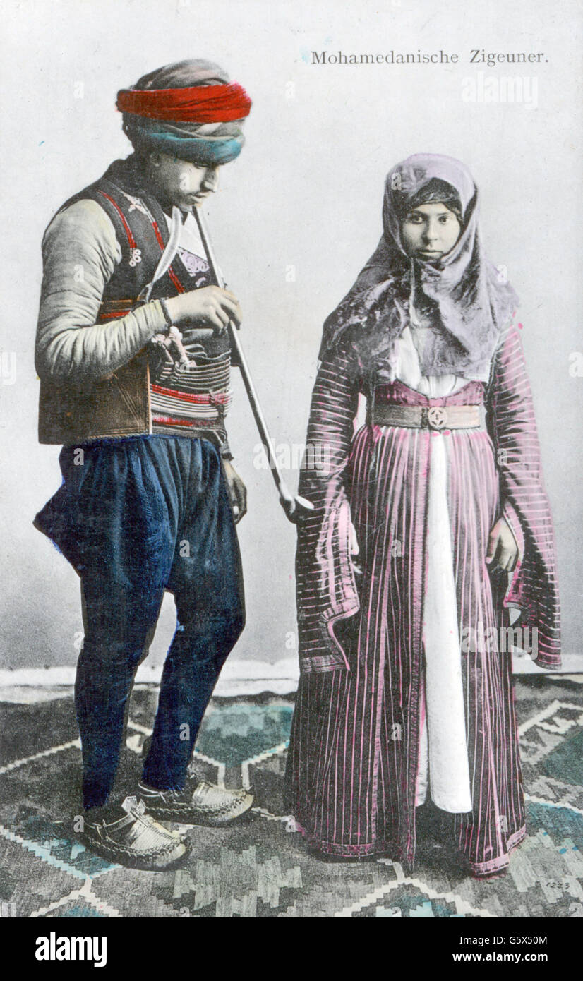 Personen, Ethnologie, Paare / Paare, muslimische Zigeuner, farbige Ansichtskarte, Pacher & Kisic, Mostar, um 1910, Additional-Rights-Clearences-not available Stockfoto