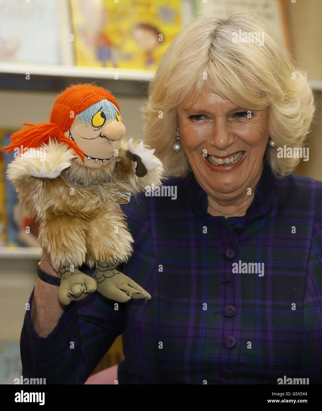 Die Herzogin von Cornwall hält eine Puppenfigur aus dem Kinderbuch "Where the Wild Things are" von Maurice Sendak bei einer Lesesitzung in der West Greenwich Library in London. Die Herzogin, Patron von Booktrust startete Booktrust's 'Get Dads Reading' Kampagne mit Bestseller-Autor, James Patterson. Stockfoto