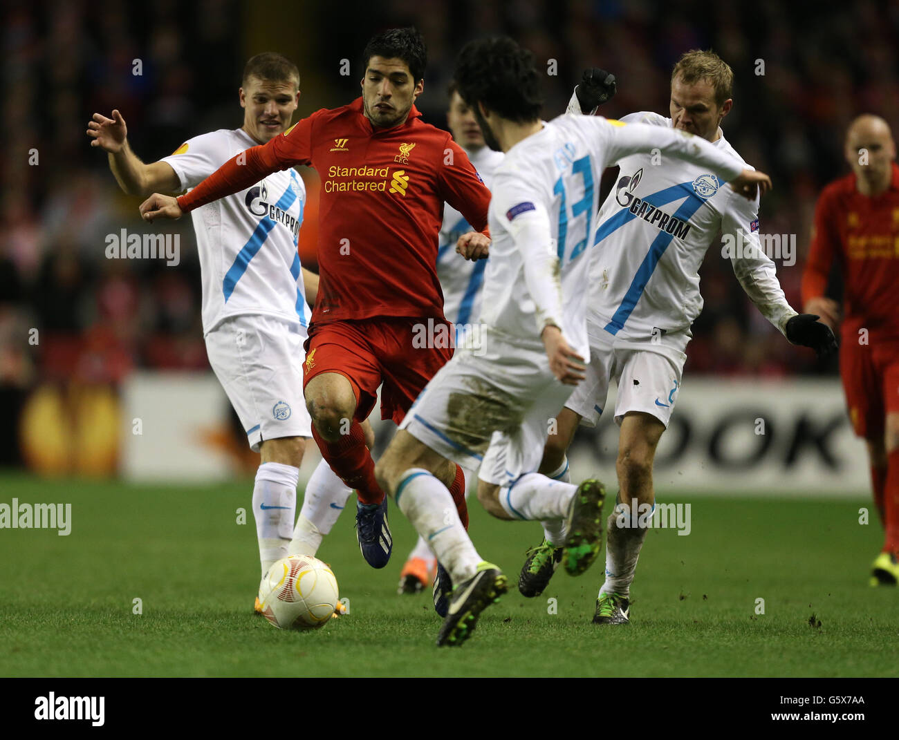 Liverpools Luis Suarez (links) im Kampf gegen Zenit St. Petersburg Stockfoto