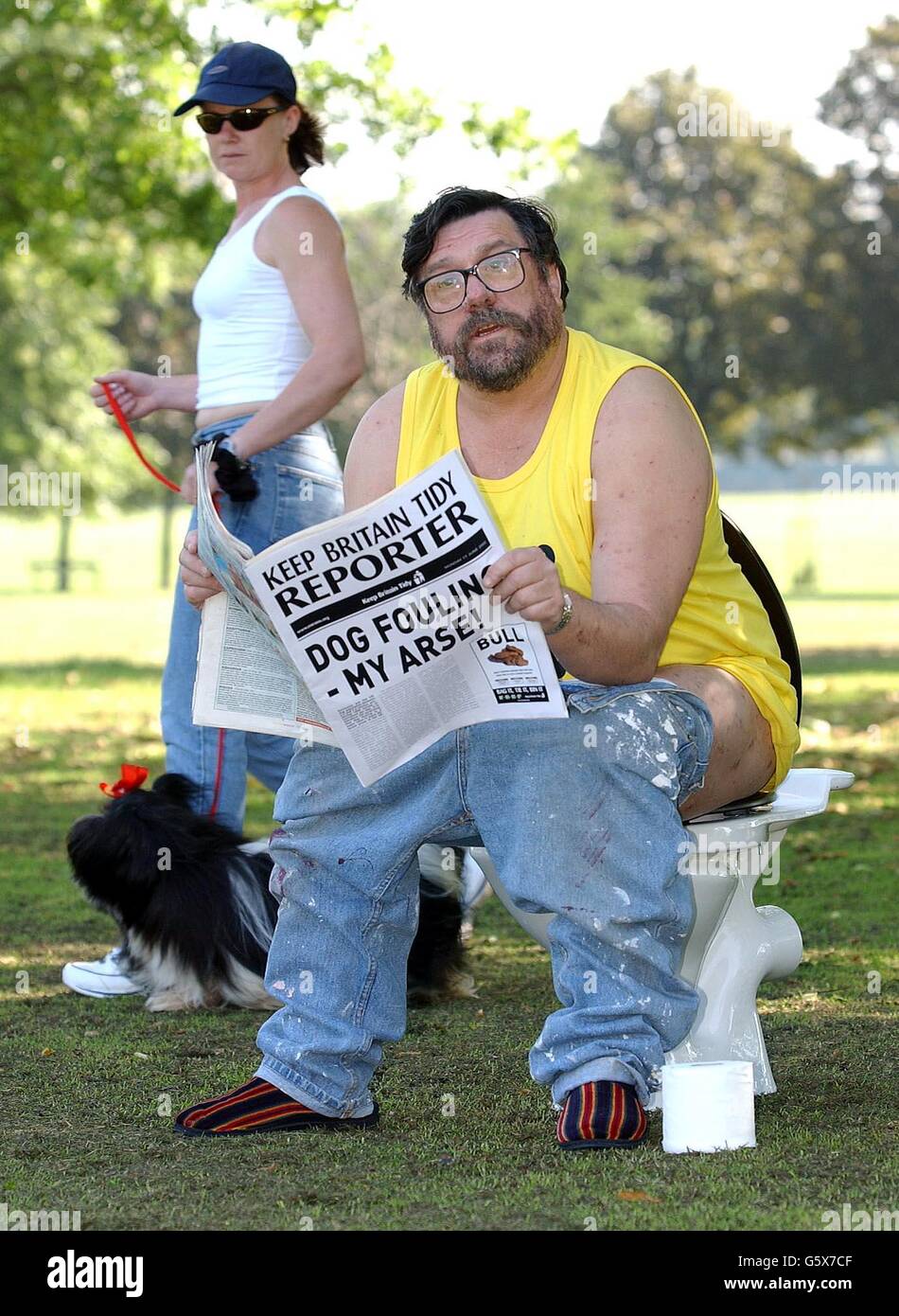 Der Schauspieler Ricky Tomlinson posiert auf einer Toilette während eines Fotoalles über Clapham Common in Südlondon. The Liverpudlian, derzeit in der BBC-Komödie „Nice Guy Eddie“ zu sehen, startete die neue Kampagne von Keep Britain Tidy, um Hundebesitzer zu ermutigen, nach ihren Haustieren aufzuräumen. Stockfoto