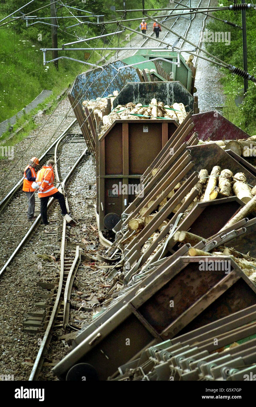 Holz-Zugentgleisung Stockfoto