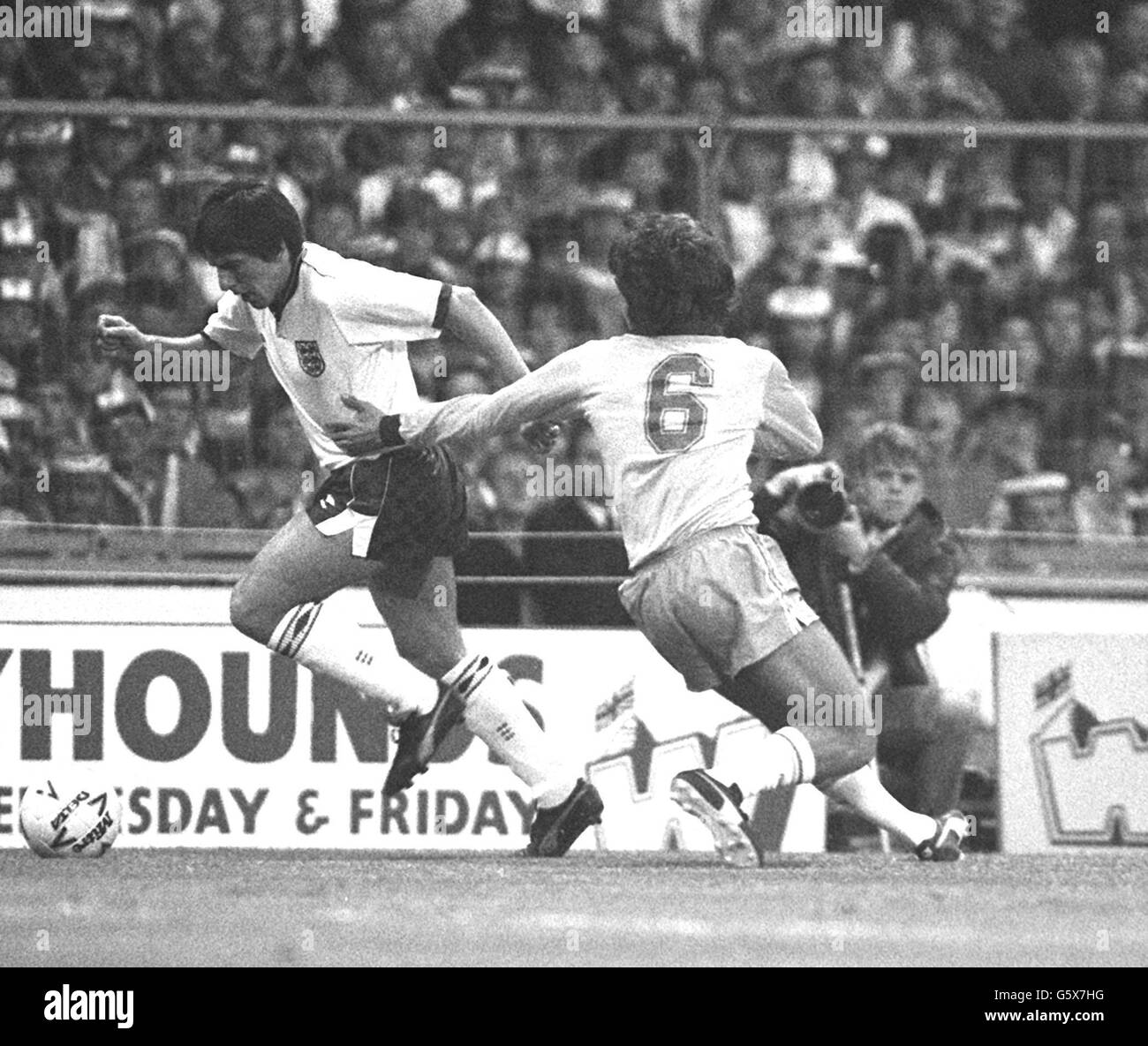 Peter Beardsley unter dem Druck von Nelson Nelsinho (Nr. 6) während des frühen Teils der englischen Nationalmannschaft gegen Brasilien in Wembley. Stockfoto