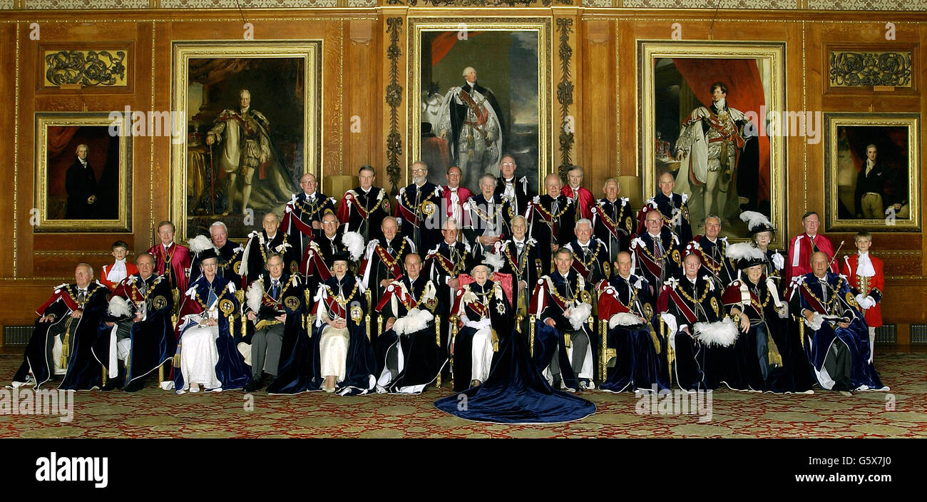 Königin Elizabeth II. Und der Herzog von Edinburgh sitzen mit den Knights and Ladies of the Garter im Waterloo Room des Windsor Castle vor einem Garter Service in der St. George's Chapel auf dem Schlossgelände. * die Ritter und Damen, mit den Offizieren des Edellsten Ritterordens, sind, von links: Erste Reihe: Der Herzog von Grafton, der König von Spanien, die Königin von Dänemark, der Herzog von Gloucester, die Prinzessin Royal, der Herzog von Edinburgh, die Königin, der Prinz von Wales, der Herzog von Kent, Großherzog Jean von Luxemburg, die Königin der Niederlande, der König von Norwegen. Zweite Reihe: Seite der Ehre der Stockfoto