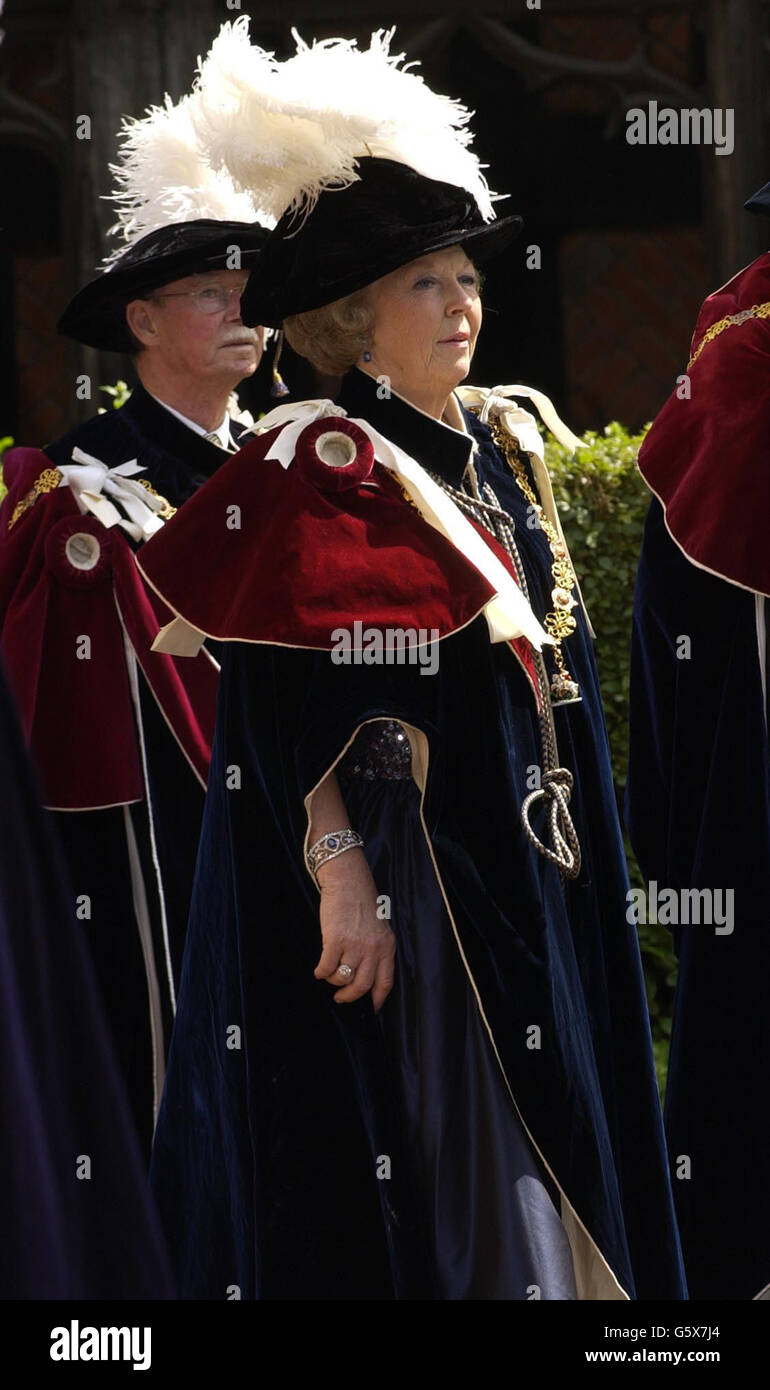 Königin Beatrice der Niederlande geht in Prozession zur St. George's Chapel. Windsor, um an der Zeremonie des Strumpfordens teilzunehmen, bei der die britische Königin Elizabeth II. König Harald von Norwegen als Ritter des Gewänders einstellte. * der Orden des Gewänders ist der älteste und älteste britische Ritterorden und wurde 1348 von Edward III. Gegründet. Der Orden, bestehend aus dem König und fünfundzwanzig Rittern, sollte von Edward III. Als höchste Belohnung für Loyalität und militärische Verdienste reserviert werden. Stockfoto