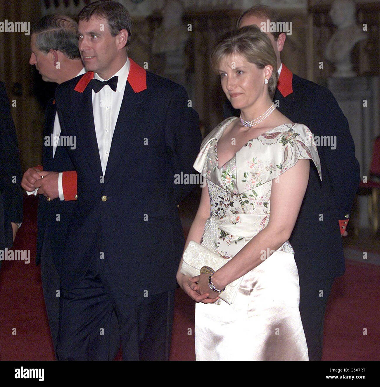 Prinz Andrew und die Gräfin von Wessex bei einem Golden Jubilee Dinner Party für europäische gekrönte Köpfe. Fünfzehn European Royals schlossen sich 15 British Royals im Windsor Castle zum Jubilee Dinner an. Stockfoto