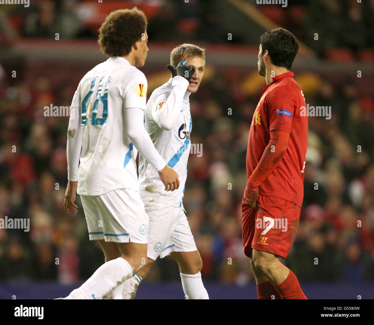Liverpools Luis Suarez (rechts) und Zenit St. Petersburgs Tomas Hubocan (Mitte) habe Worte, nachdem Suarez angeblich auf dem Zenit gestempelt habe verteidiger Stockfoto