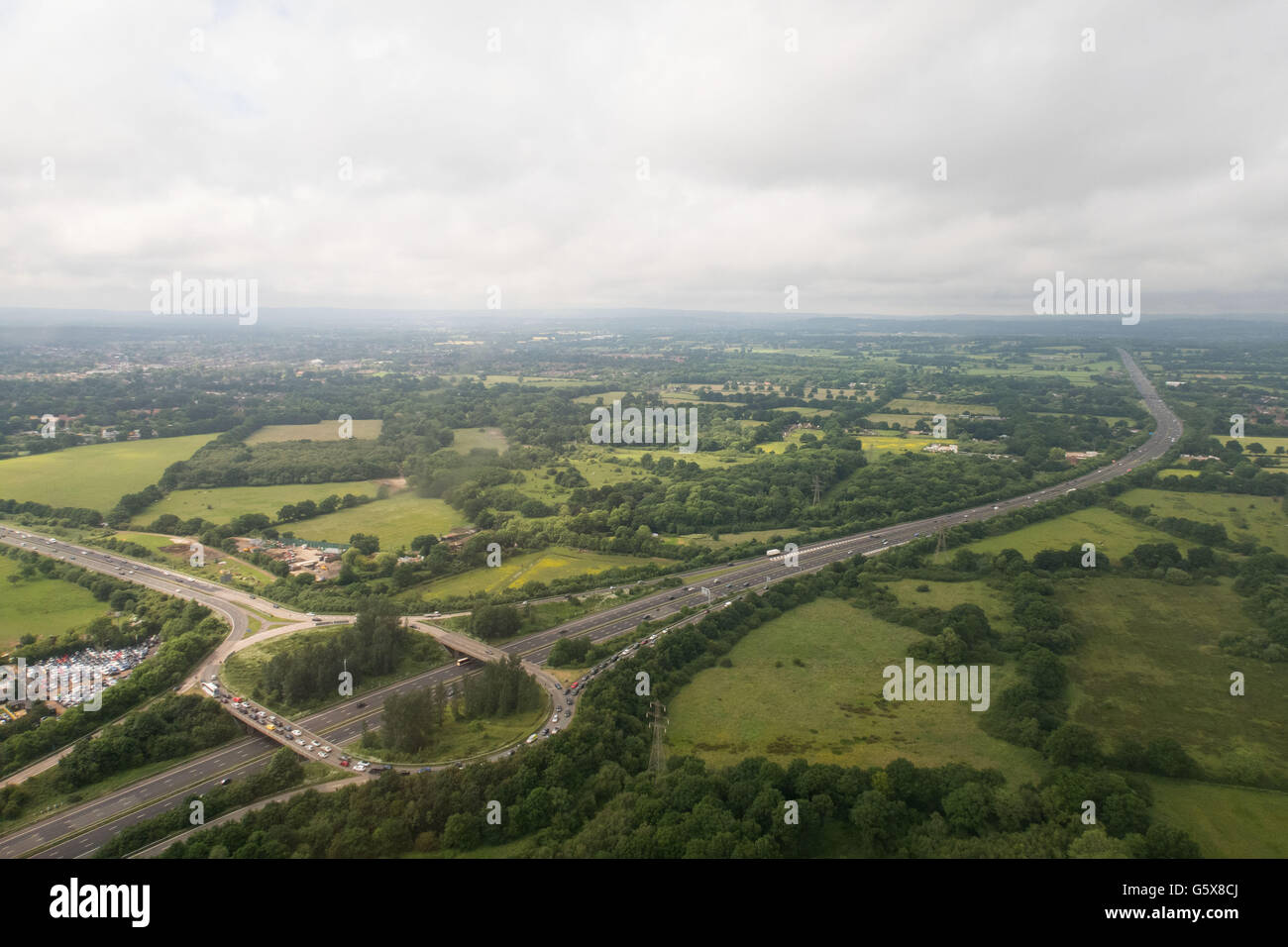 Eine Luftaufnahme des Junction 9 M23, die Ausfahrt zum Flughafen Gatwick, London Stockfoto