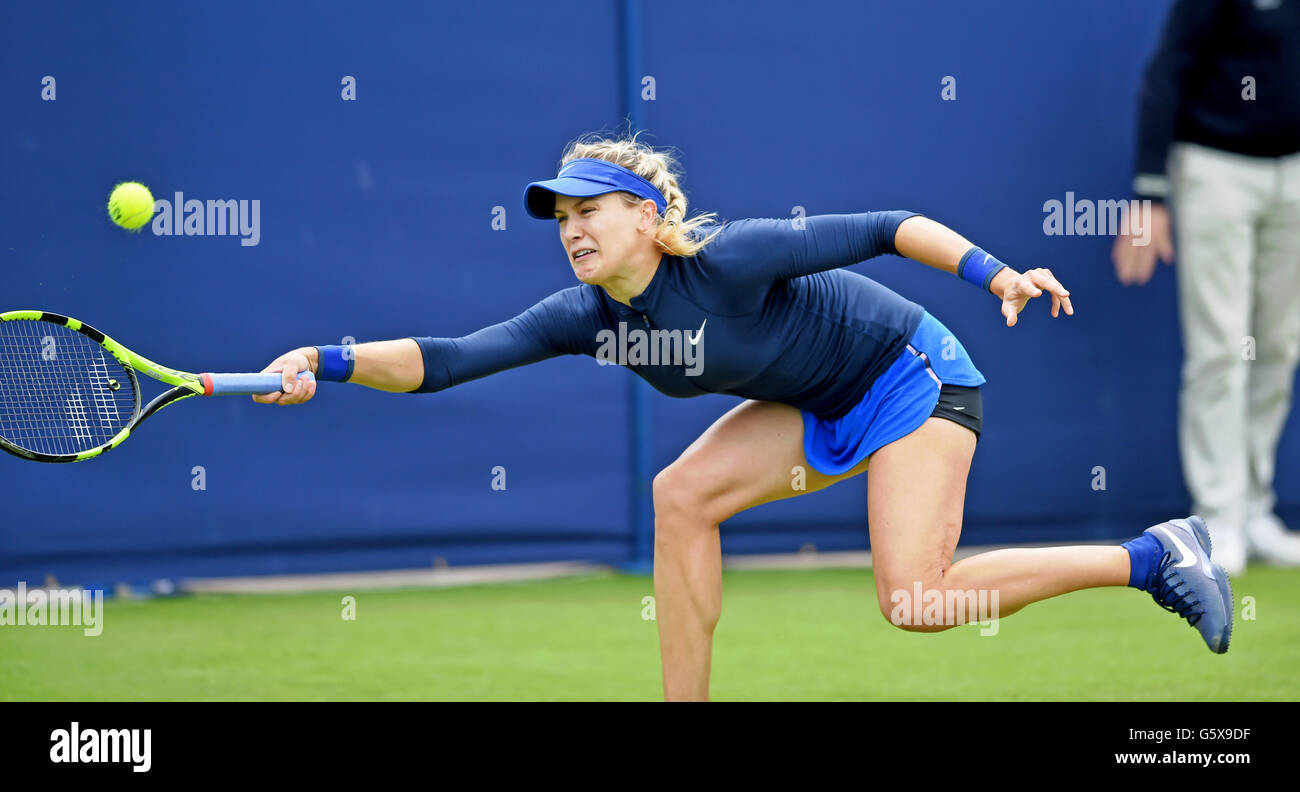 Eugenie Bouchard aus Kanada streckt sich beim internationalen Tennisturnier Aegon im Devonshire Park in Eastbourne gegen Irina-Camelia Begu aus Rumänien um eine Vorhand. 21. Juni 2016. Simon Dack / Tele-Bilder Stockfoto